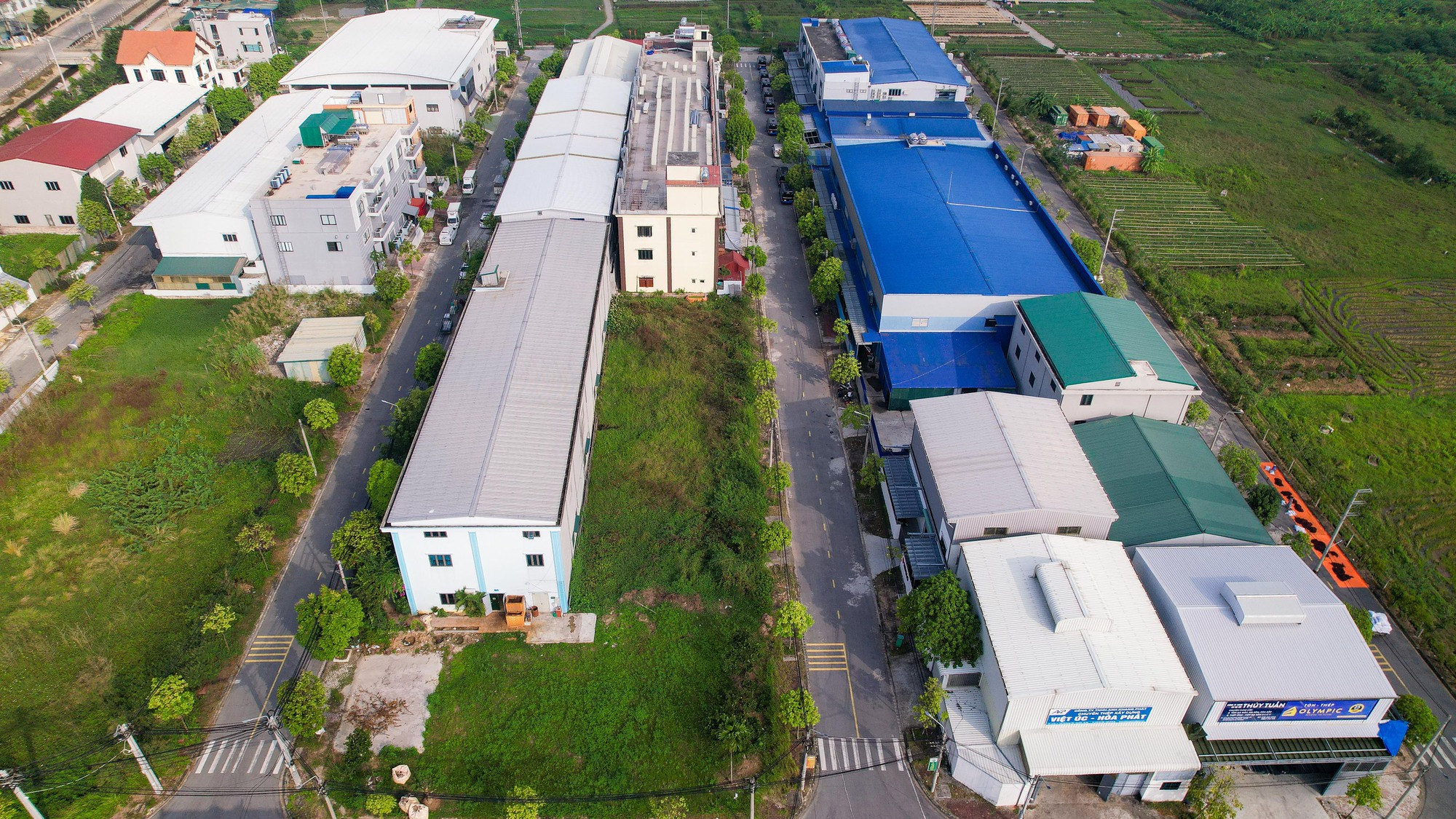 Cận cảnh loạt biệt thự mọc bên trong cụm công nghiệp làng nghề ở Hà Nội - Ảnh 2.