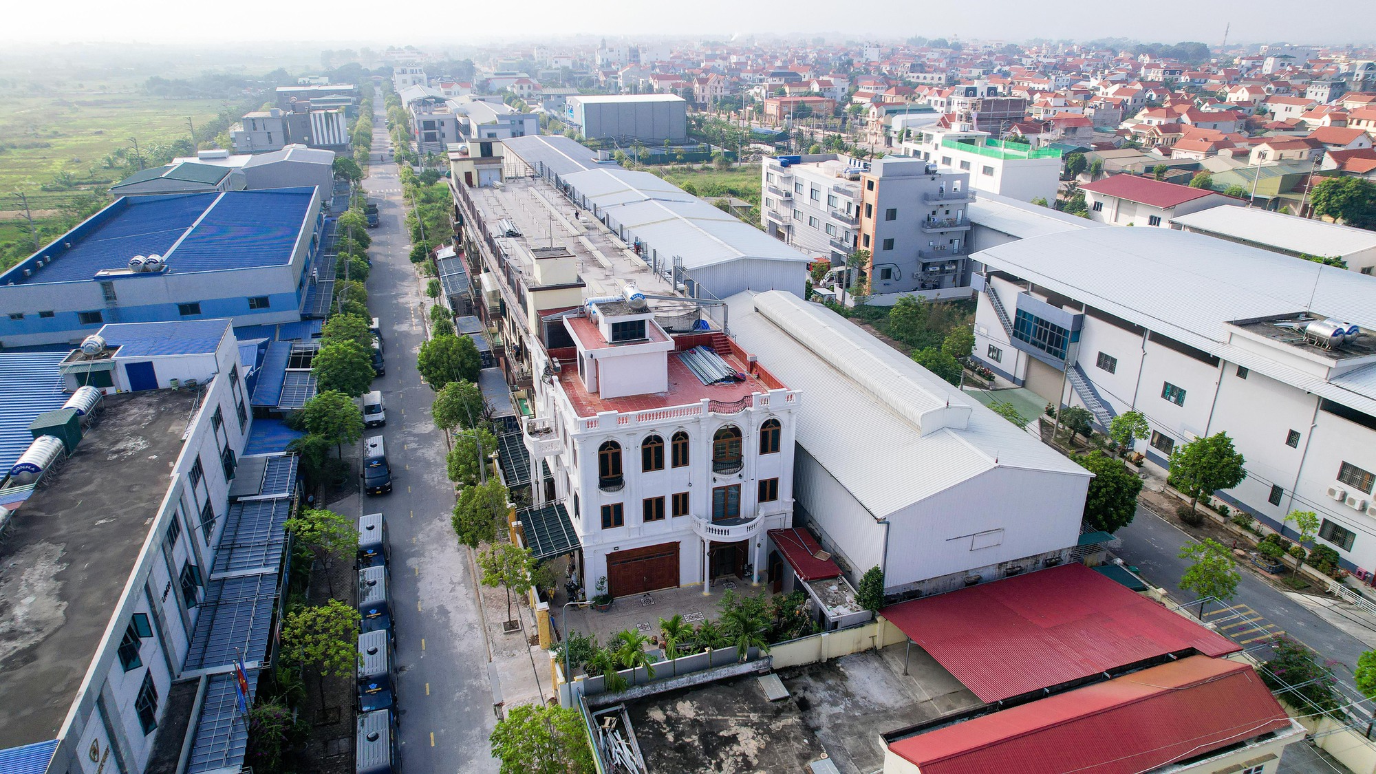 Cận cảnh loạt biệt thự mọc bên trong cụm công nghiệp làng nghề ở Hà Nội - Ảnh 3.