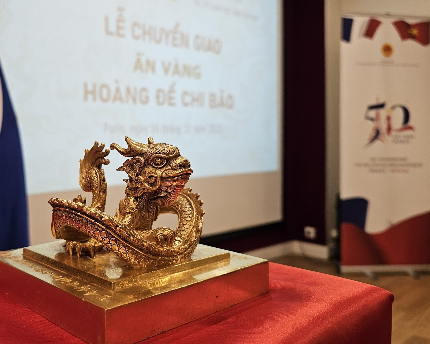Ấn vàng "Hoàng đế chi bảo" đã về nước: Doanh nhân bỏ ra 6,1 triệu Euro mua lại sở hữu 2.000 cổ vật, lập hẳn một bảo tàng sở hữu bảo vật - Ảnh 1. Ấn vàng "Hoàng đế chi bảo" đã về nước: Doanh nhân bỏ ra 6,1 triệu Euro mua lại sở hữu 2.000 cổ vật, lập hẳn một bảo tàng sở hữu bảo vật - Ảnh 1.