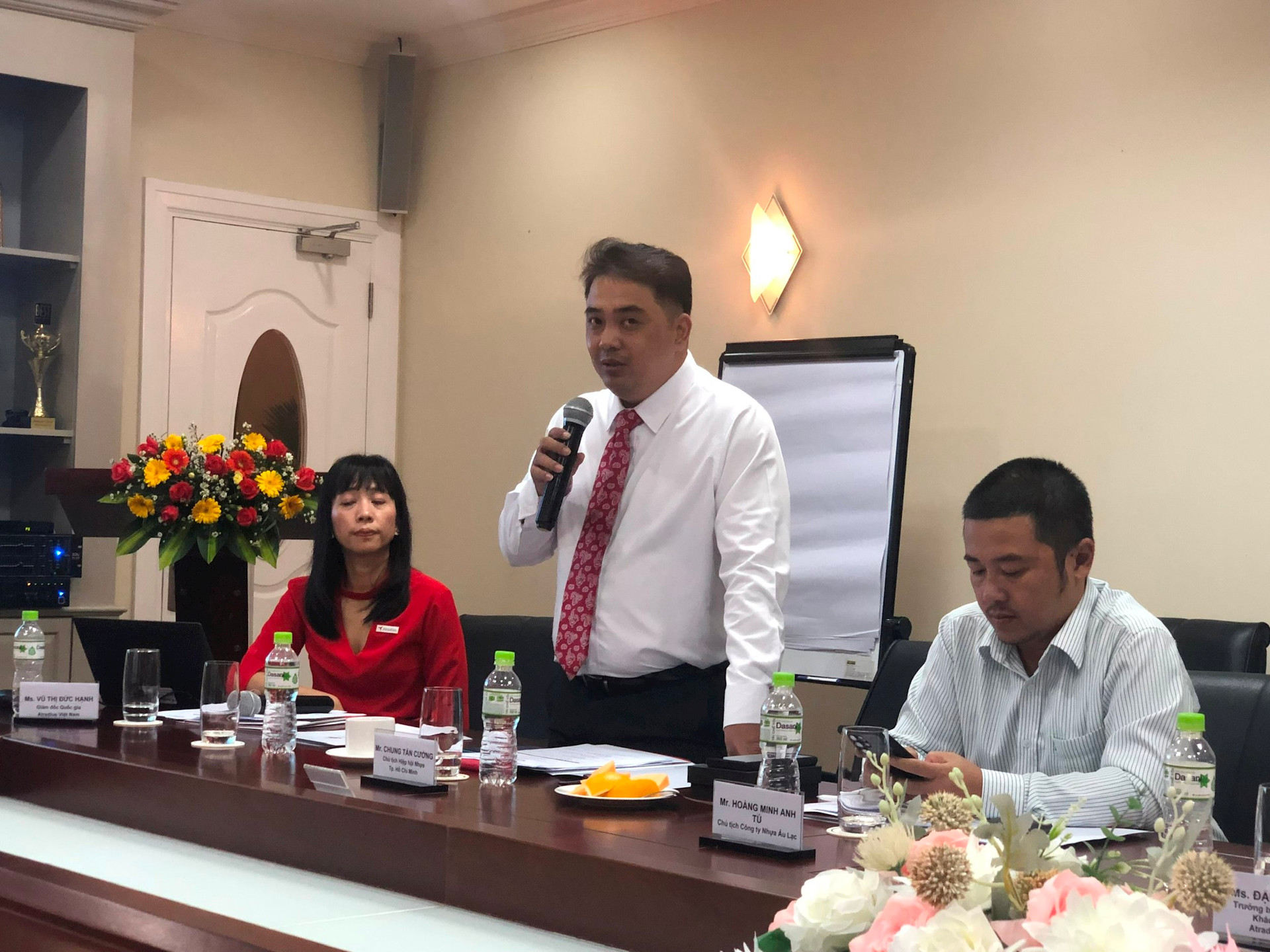 Doanh nghiệp “kêu” lãi suất cao, ngân hàng “than” 2 tháng cuối năm coi như không có lời - Ảnh 2.