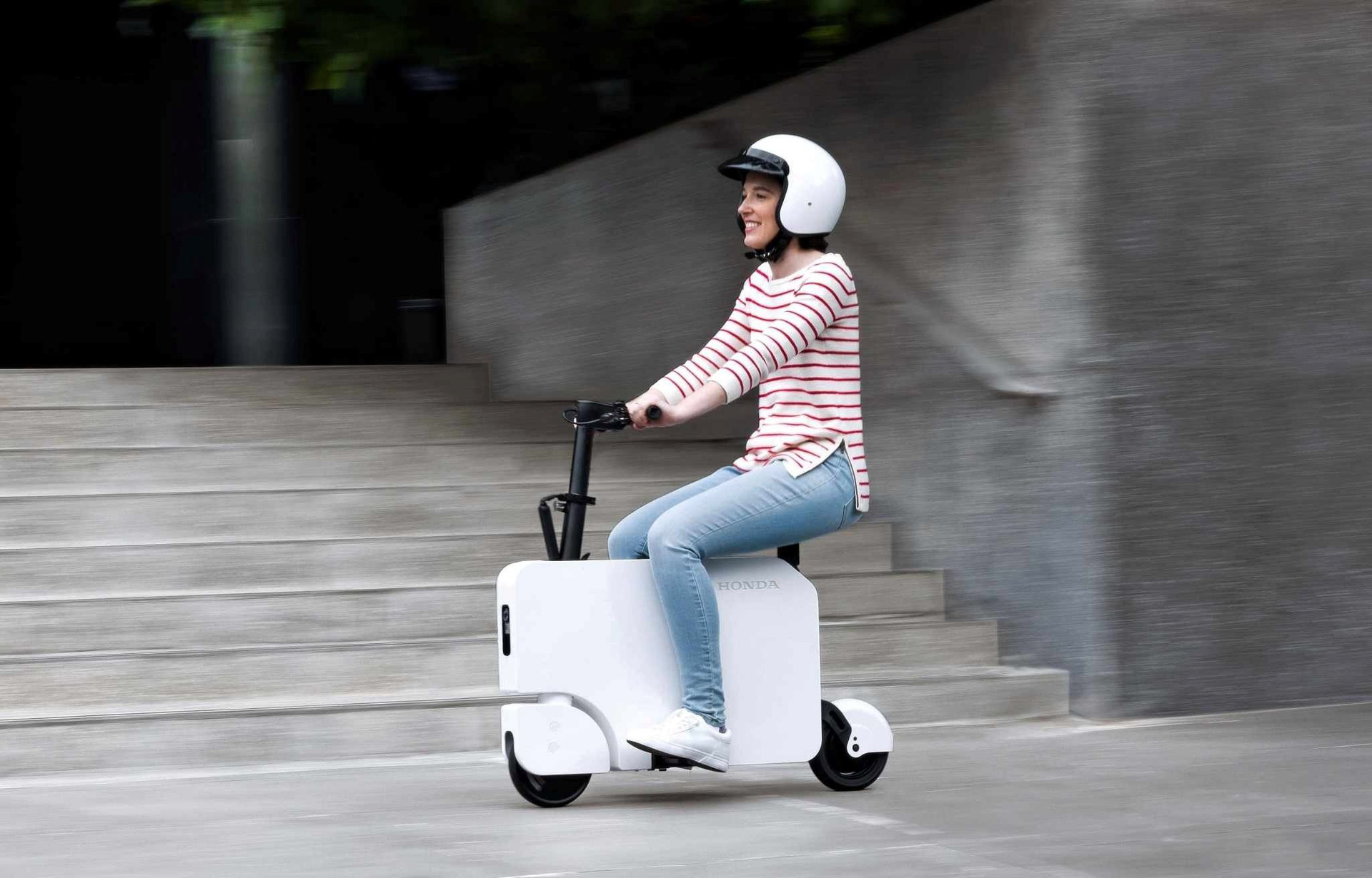 Honda bắt đầu bán mẫu scooter điện mini có một không hai: Gập gọn như 1 chiếc vali, giá dưới 1.000 USD - Ảnh 1.