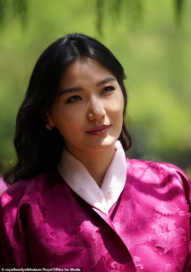 Hoàng hậu &quot;vạn người mê&quot; của Bhutan lộ diện sau khi hạ sinh công chúa, nhan sắc hiện tại khiến ai cũng bất ngờ - Ảnh 9.