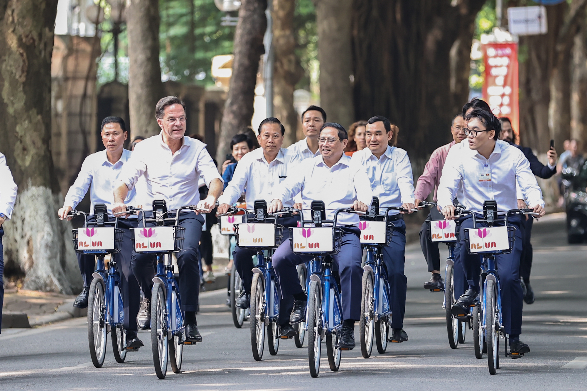 Thủ tướng Phạm Minh Chính và Thủ tướng Hà Lan cùng đạp xe dạo phố Hà Nội - Ảnh 5.