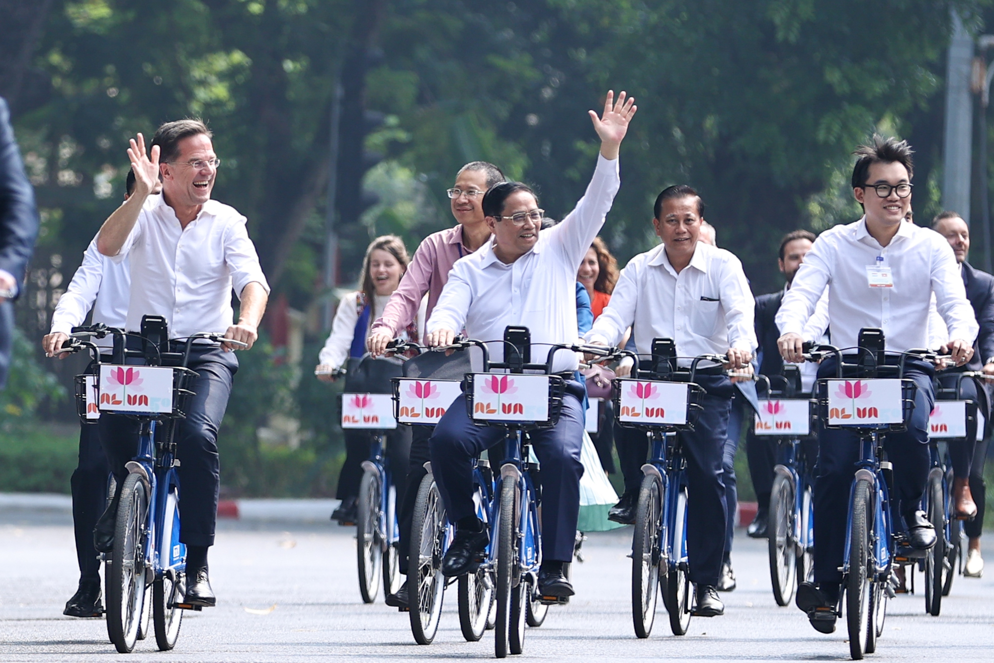 Thủ tướng Phạm Minh Chính và Thủ tướng Hà Lan cùng đạp xe dạo phố Hà Nội - Ảnh 2.