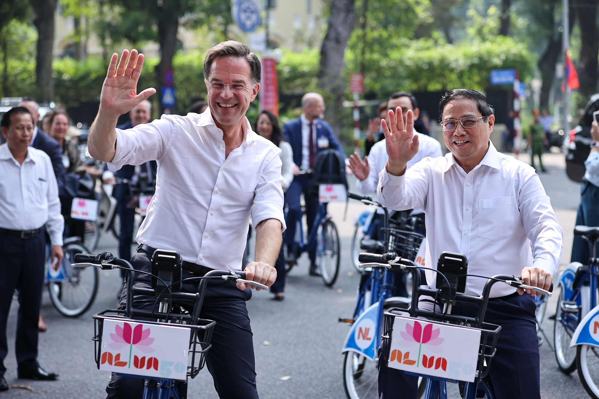 Thủ tướng Phạm Minh Chính và Thủ tướng Hà Lan cùng đạp xe dạo phố Hà Nội - Ảnh 3.