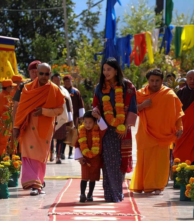 Hoàng hậu &quot;vạn người mê&quot; của Bhutan lộ diện sau khi hạ sinh công chúa, nhan sắc hiện tại khiến ai cũng bất ngờ - Ảnh 3.