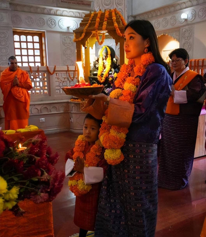 Hoàng hậu &quot;vạn người mê&quot; của Bhutan lộ diện sau khi hạ sinh công chúa, nhan sắc hiện tại khiến ai cũng bất ngờ - Ảnh 4.