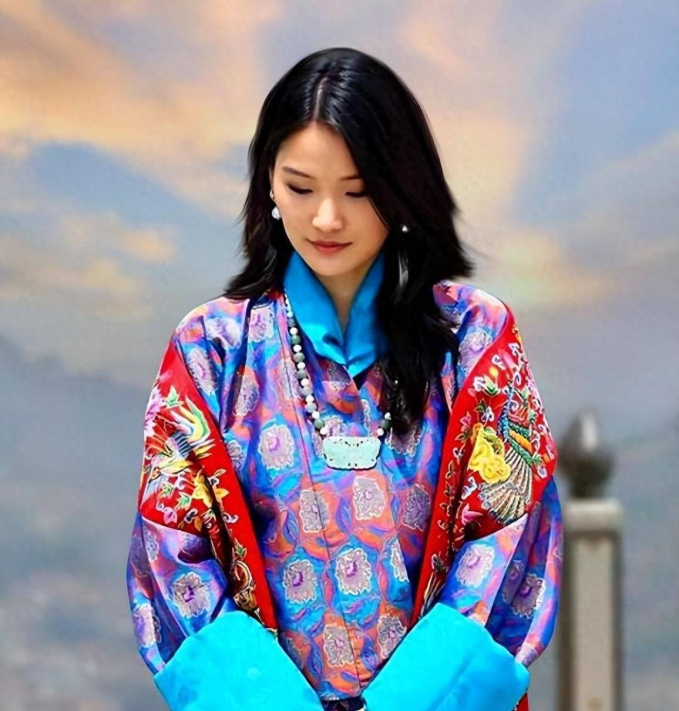 Hoàng hậu &quot;vạn người mê&quot; của Bhutan lộ diện sau khi hạ sinh công chúa, nhan sắc hiện tại khiến ai cũng bất ngờ - Ảnh 1.