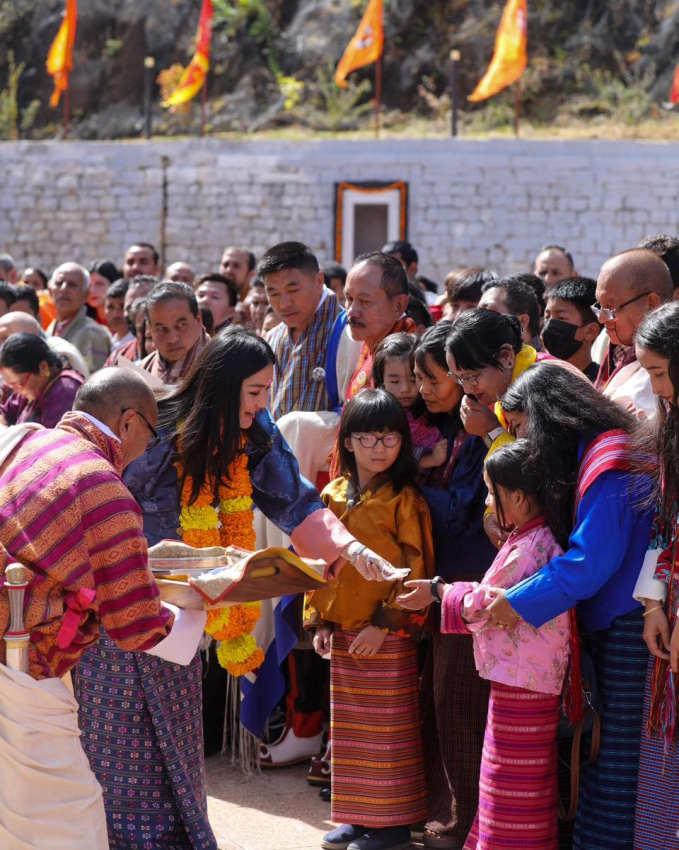 Hoàng hậu &quot;vạn người mê&quot; của Bhutan lộ diện sau khi hạ sinh công chúa, nhan sắc hiện tại khiến ai cũng bất ngờ - Ảnh 5.