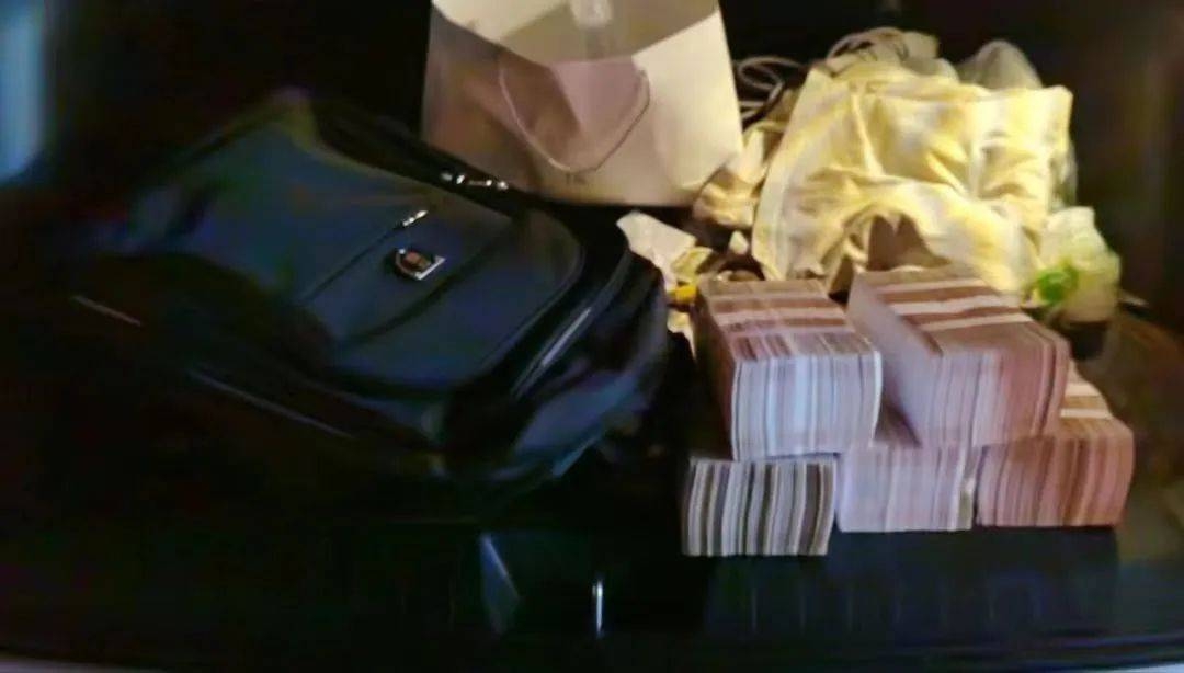 Người đàn ông ra ngân hàng rút 1,6 tỷ đồng tiền mặt thì bị cướp sạch, cảnh sát vào cuộc truy bắt 6 nghi phạm, vô tình phát hiện "nguồn gốc đáng gờm" - Ảnh 3.