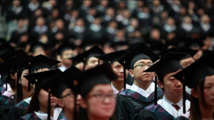 1,2 triệu du học sinh Trung Quốc bơ vơ nơi quê nhà: Chẳng mấy doanh nghiệp muốn nhận, bị chê thiếu kinh nghiệm và 'chảnh' - Ảnh 1.
