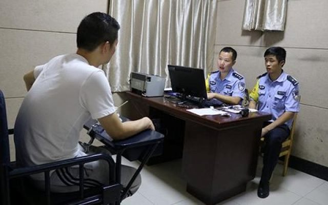 Người đàn ông ra ngân hàng rút 1,6 tỷ đồng tiền mặt thì bị cướp sạch, cảnh sát vào cuộc truy bắt 6 nghi phạm, vô tình phát hiện "nguồn gốc đáng gờm" - Ảnh 1.