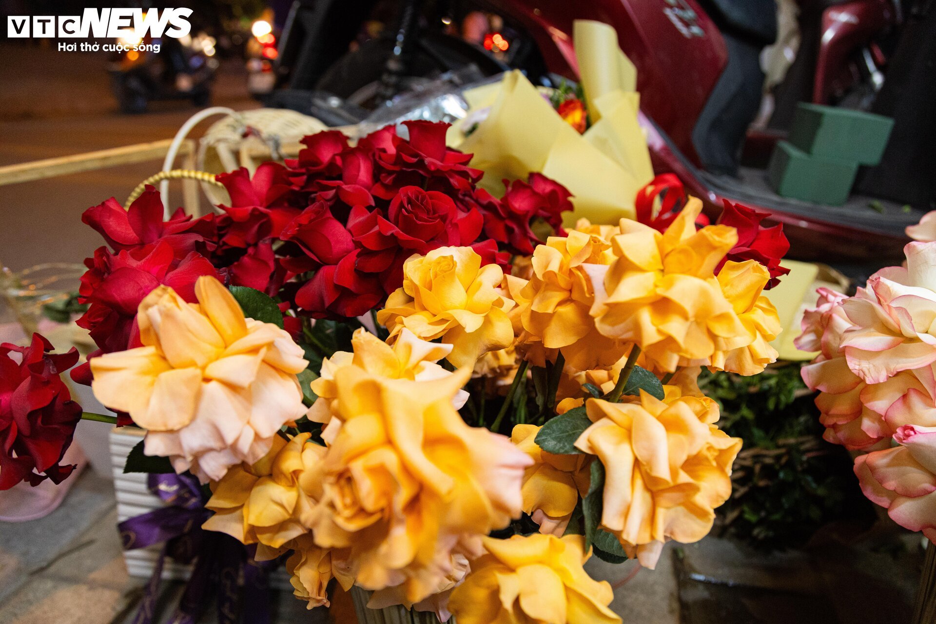 Giá hoa 20/11 tăng mạnh, nhiều cửa hàng vắng khách - Ảnh 4.