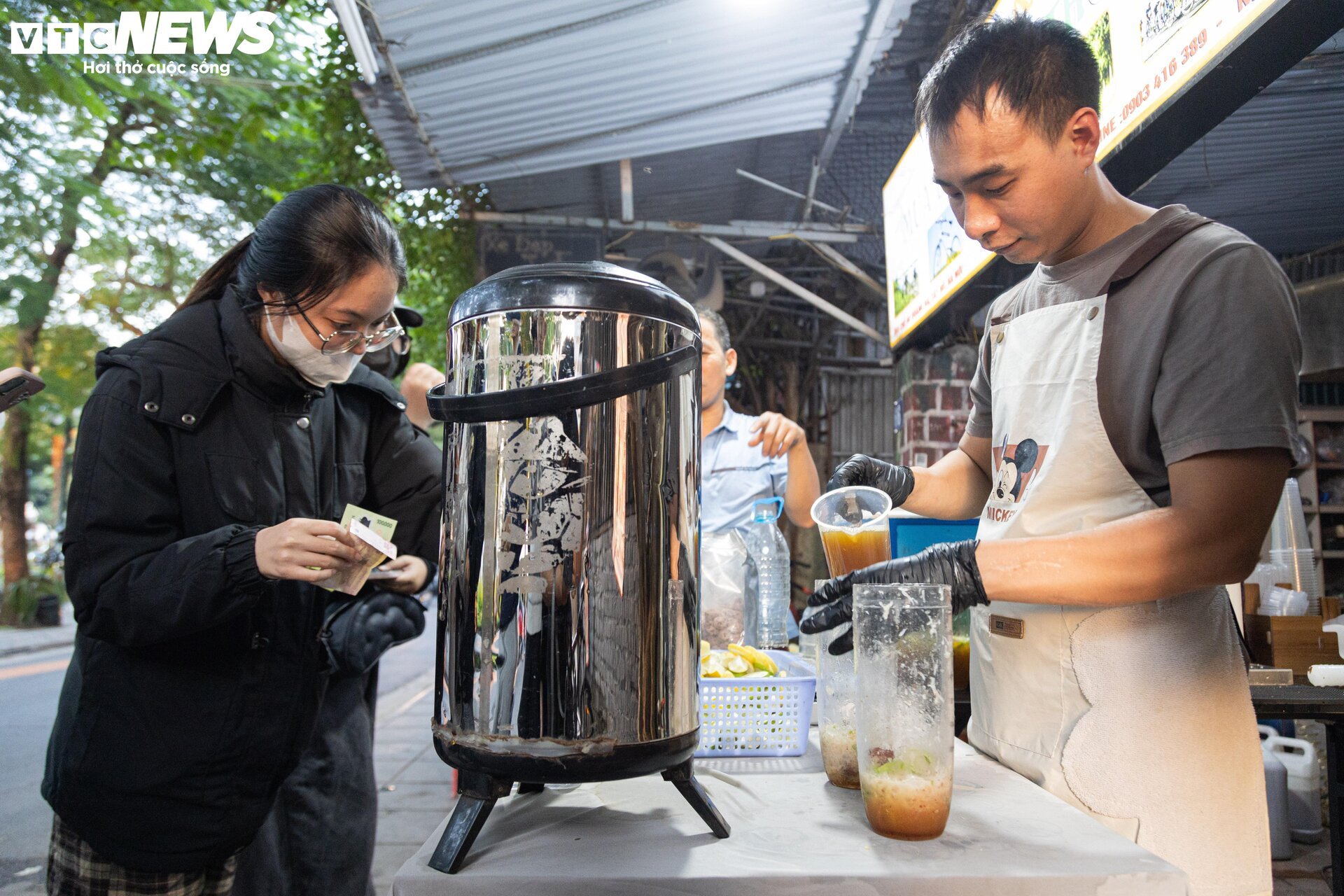 Quán trà chanh giã tay ngày bán hơn 200 cốc, khách xếp hàng chờ mua kín vỉa hè - Ảnh 7.