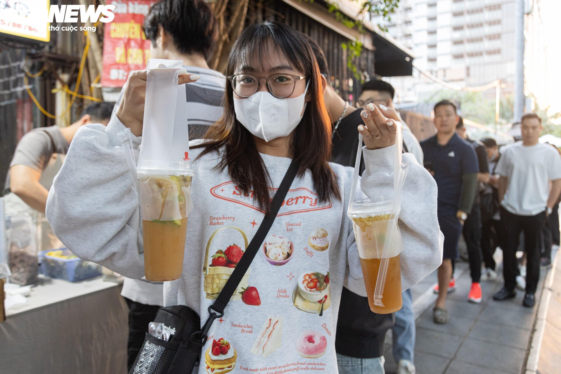 Quán trà chanh giã tay ngày bán hơn 200 cốc, khách xếp hàng chờ mua kín vỉa hè - Ảnh 10.