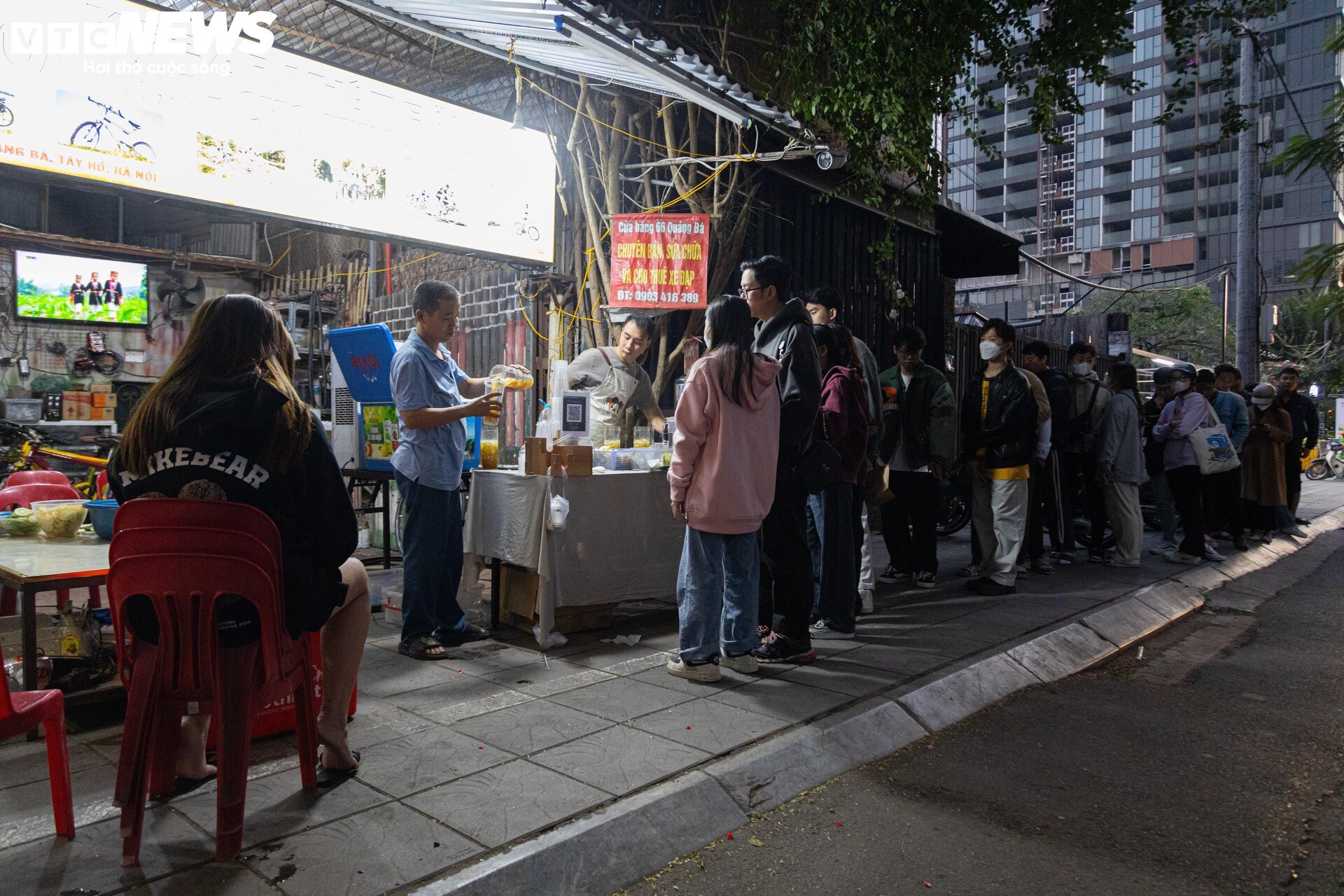 Quán trà chanh giã tay ngày bán hơn 200 cốc, khách xếp hàng chờ mua kín vỉa hè - Ảnh 13.