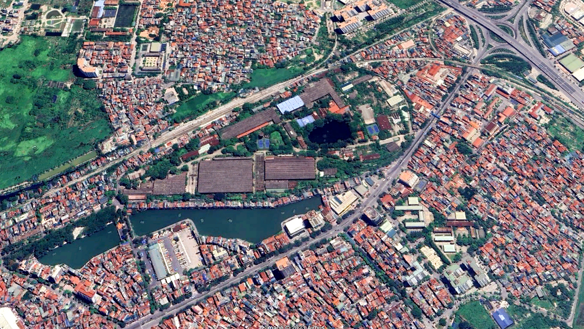 Hình ảnh khó tin ở nhà máy xe lửa lớn nhất Việt Nam: Tương lai bất định của 20 ha 'đất vàng' giữa Thủ đô - Ảnh 1.