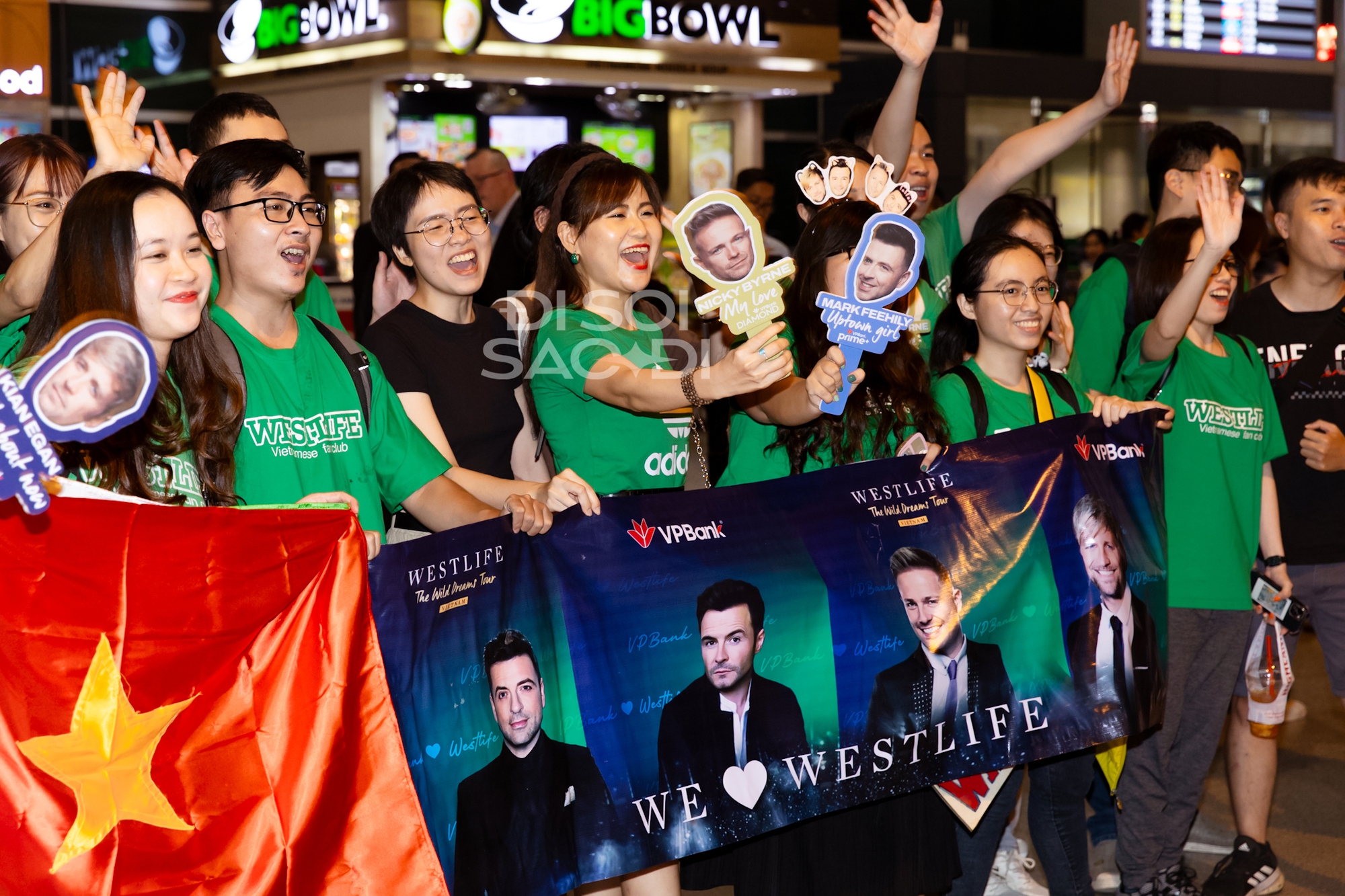 Ơn giời Westlife đổ bộ Tân Sơn Nhất rồi: U50 vẫn soái ngời ngời, hào hứng chào fan Việt sau 12 năm trở lại- Ảnh 11.