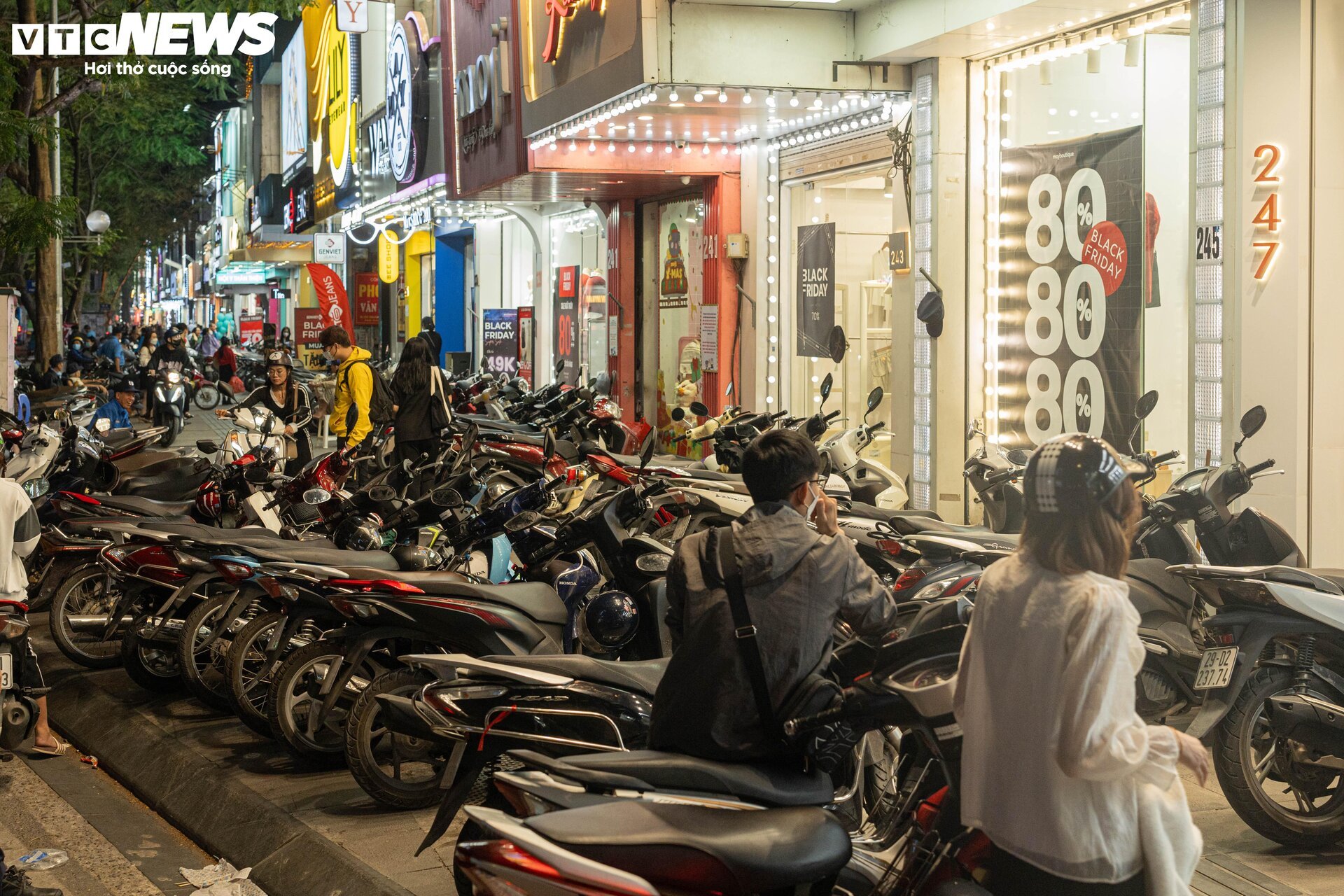 Sợ cảnh chen lấn, xếp hàng, nhiều người săn sale Black Friday giữa đêm - Ảnh 2.