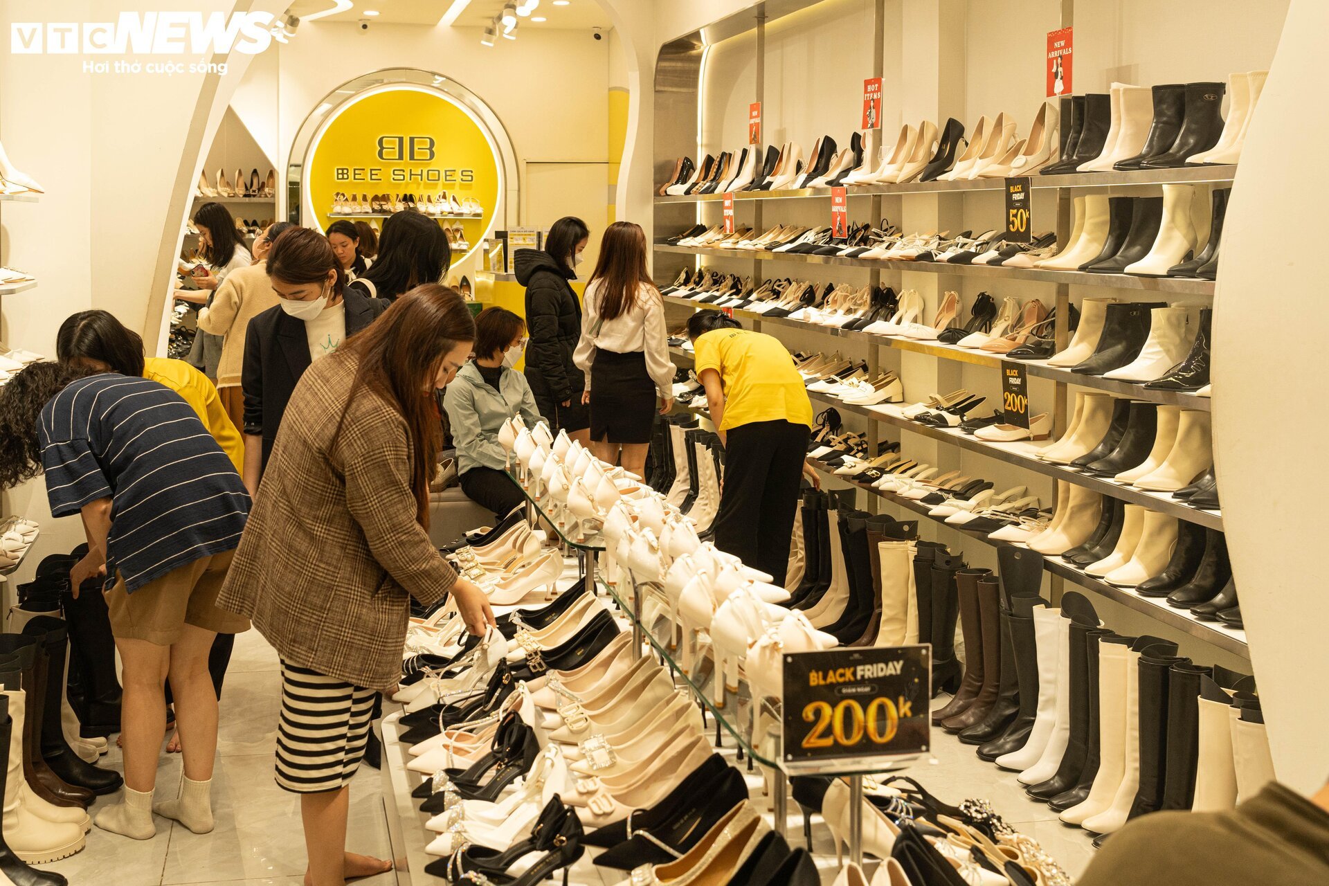 Sợ cảnh chen lấn, xếp hàng, nhiều người săn sale Black Friday giữa đêm - Ảnh 4.