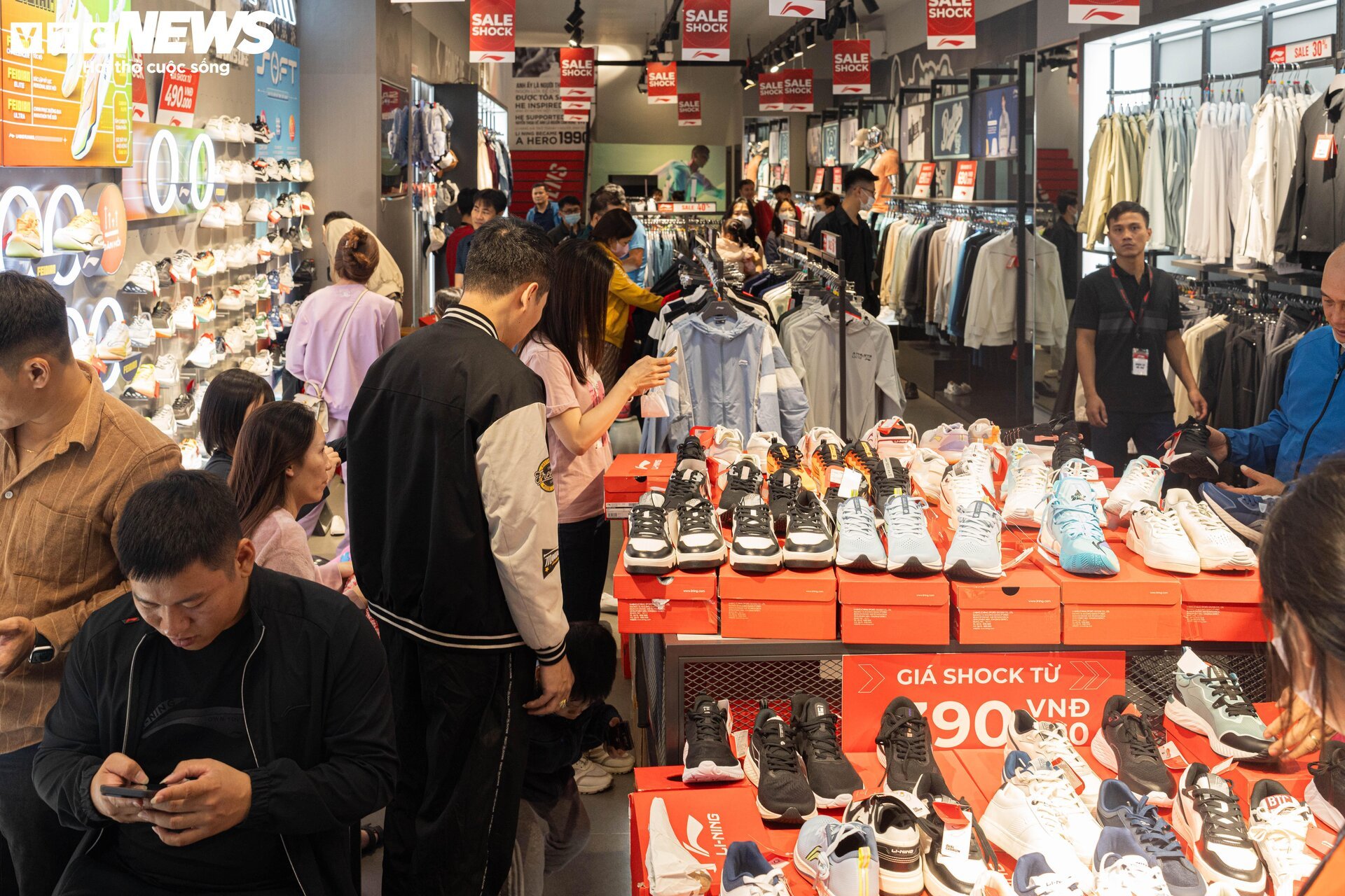 Sợ cảnh chen lấn, xếp hàng, nhiều người săn sale Black Friday giữa đêm - Ảnh 12.