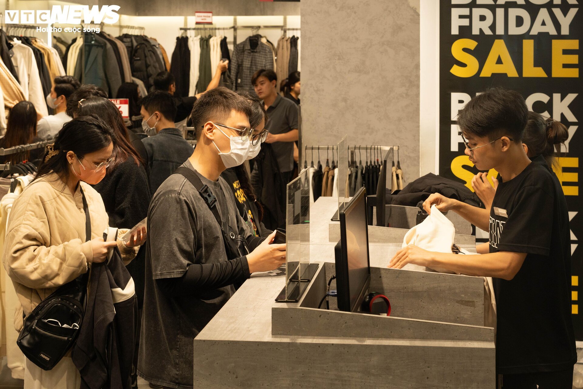 Sợ cảnh chen lấn, xếp hàng, nhiều người săn sale Black Friday giữa đêm - Ảnh 13.