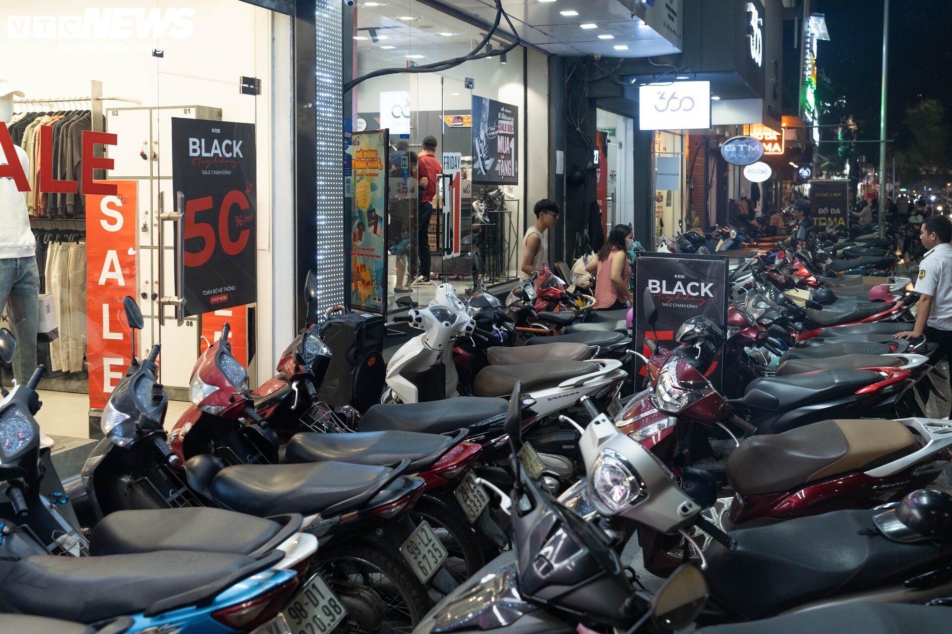 Sợ cảnh chen lấn, xếp hàng, nhiều người săn sale Black Friday giữa đêm - Ảnh 1.