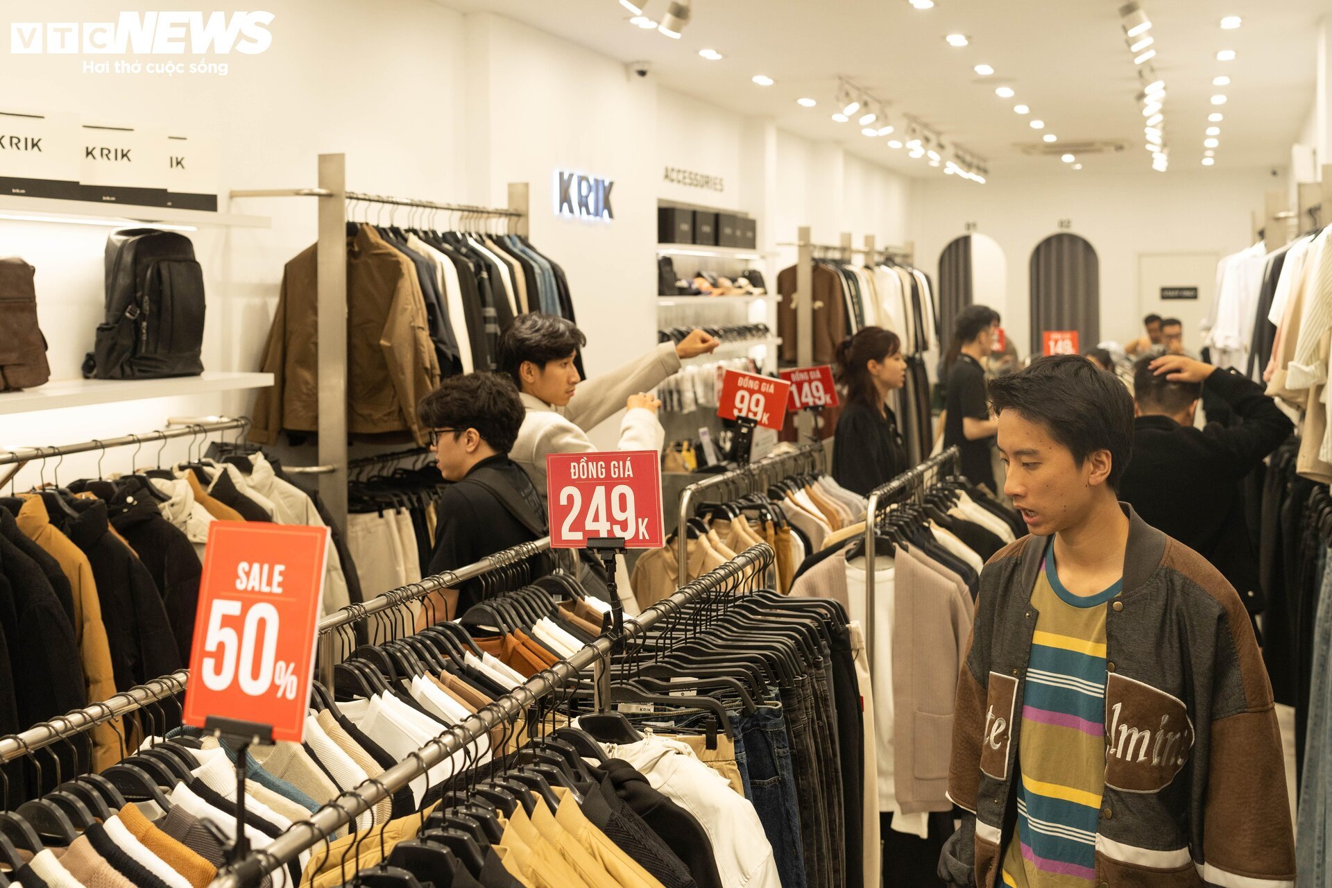 Sợ cảnh chen lấn, xếp hàng, nhiều người săn sale Black Friday giữa đêm - Ảnh 11.