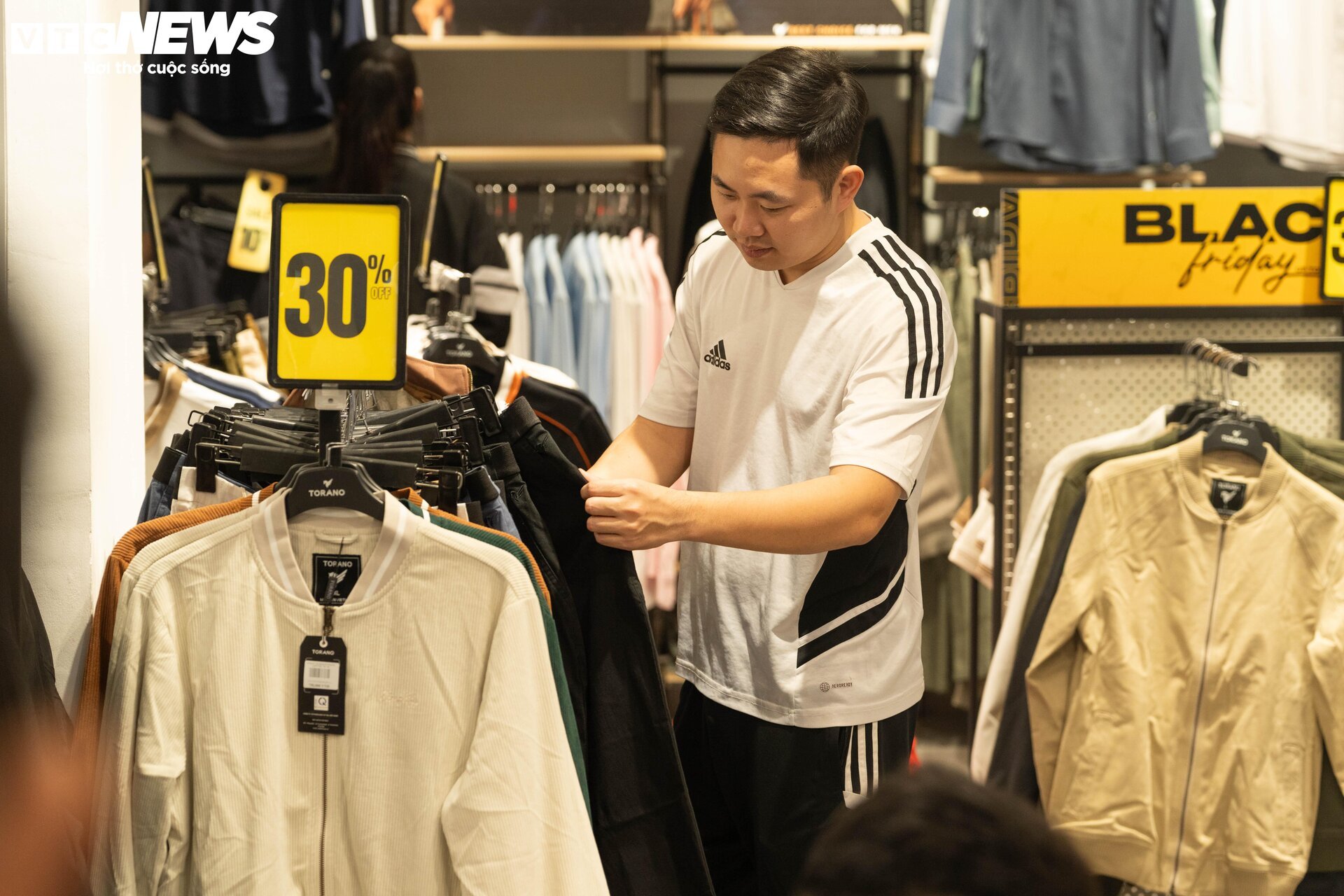 Sợ cảnh chen lấn, xếp hàng, nhiều người săn sale Black Friday giữa đêm - Ảnh 16.