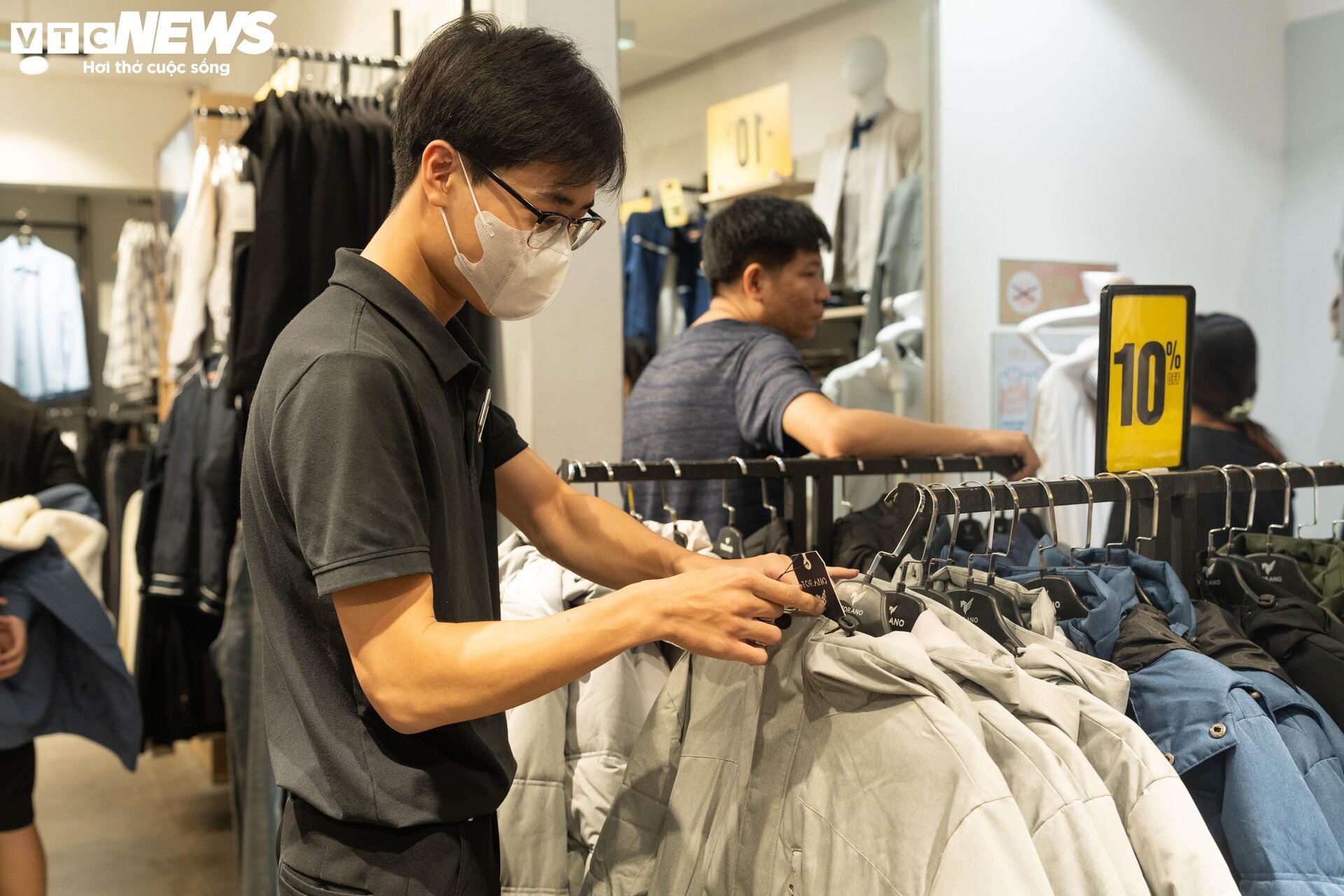 Sợ cảnh chen lấn, xếp hàng, nhiều người săn sale Black Friday giữa đêm - Ảnh 14.