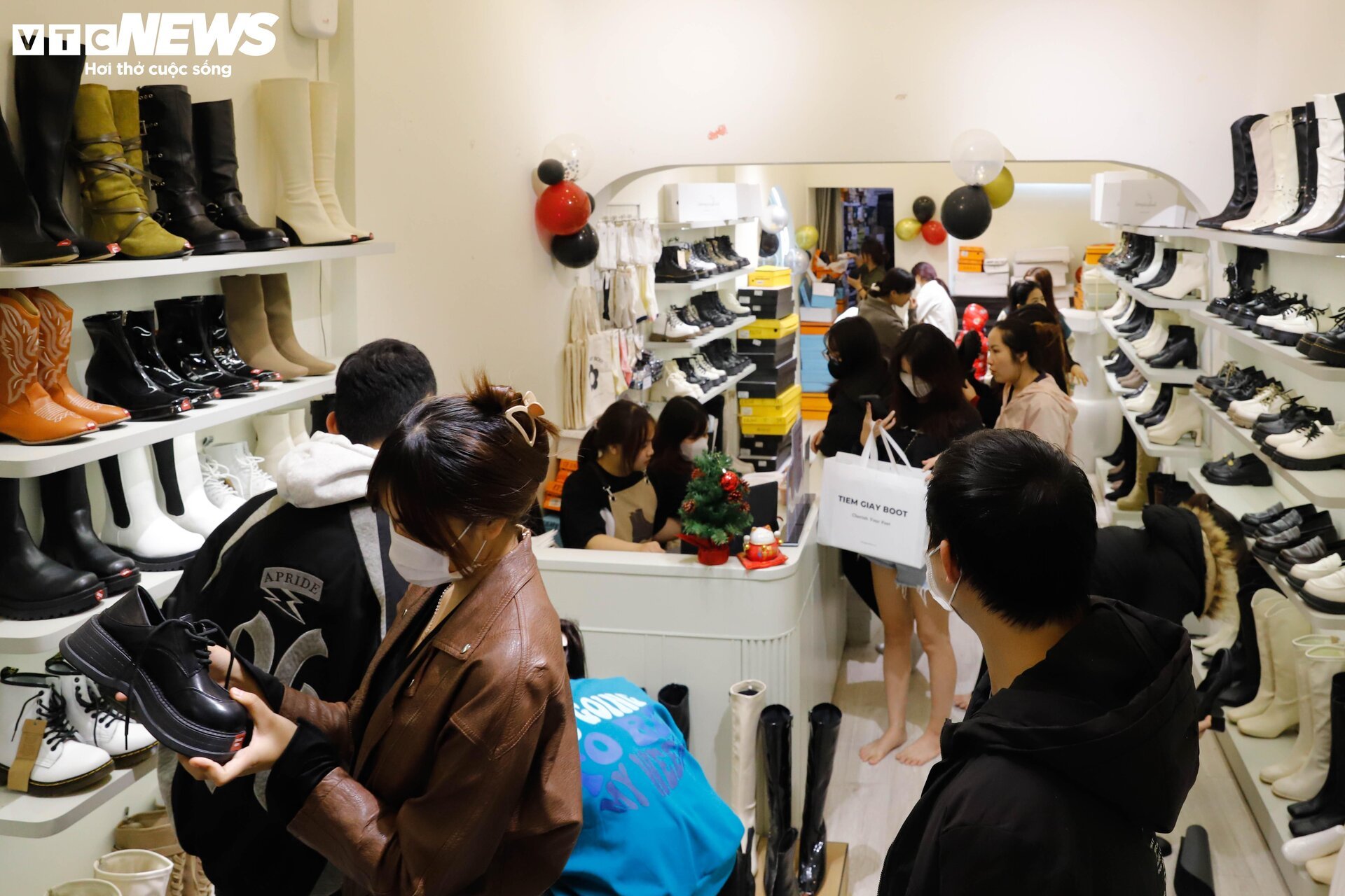 Sợ cảnh chen lấn, xếp hàng, nhiều người săn sale Black Friday giữa đêm - Ảnh 3.