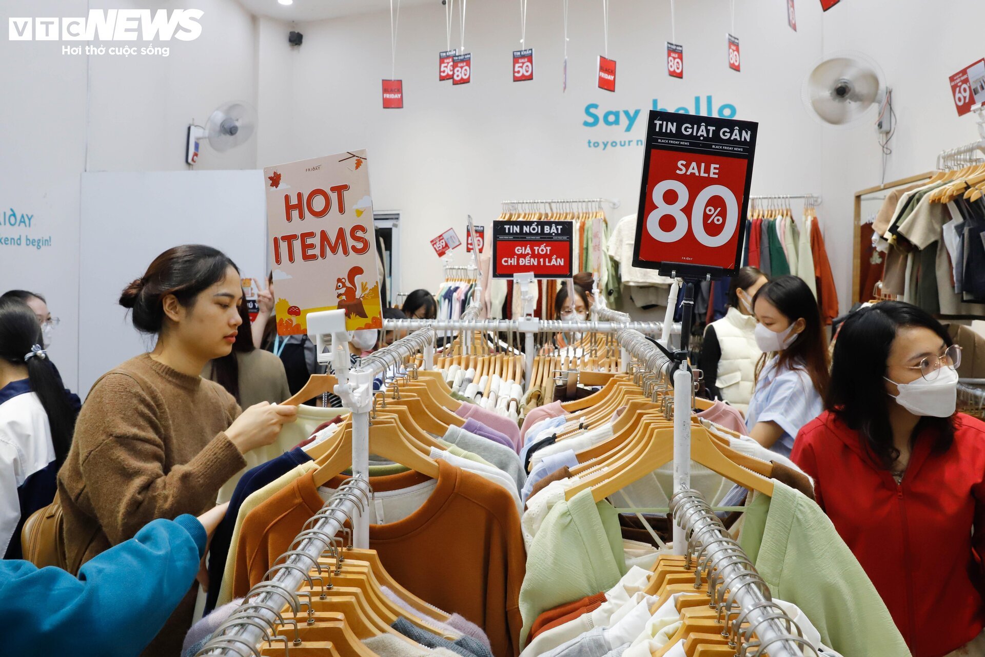 Sợ cảnh chen lấn, xếp hàng, nhiều người săn sale Black Friday giữa đêm - Ảnh 7.