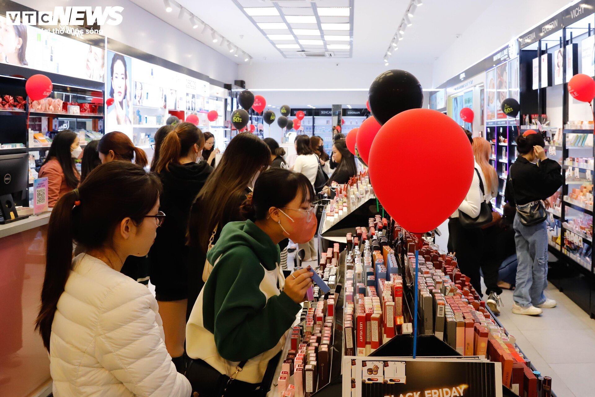 Sợ cảnh chen lấn, xếp hàng, nhiều người săn sale Black Friday giữa đêm - Ảnh 6.