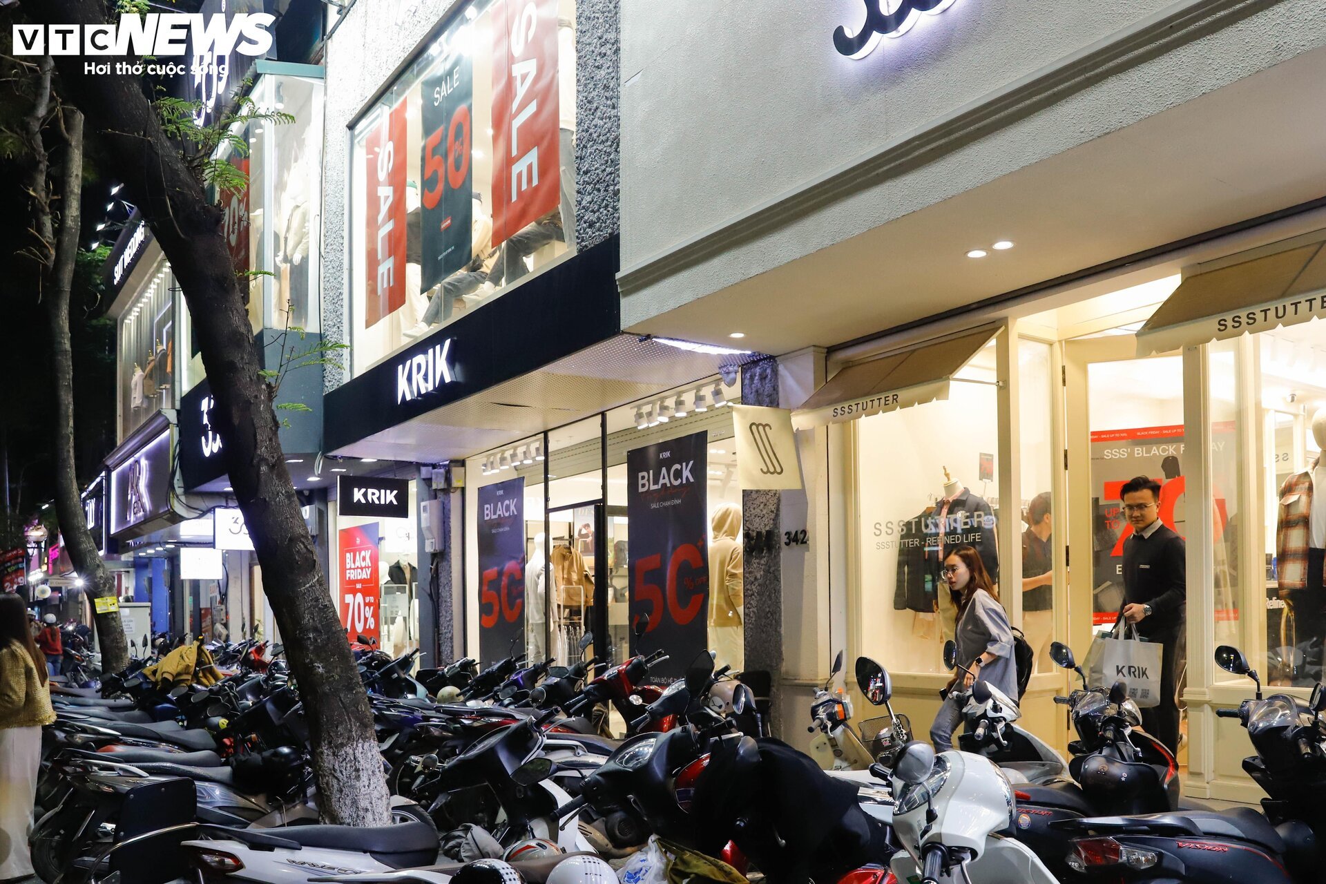 Sợ cảnh chen lấn, xếp hàng, nhiều người săn sale Black Friday giữa đêm - Ảnh 22.