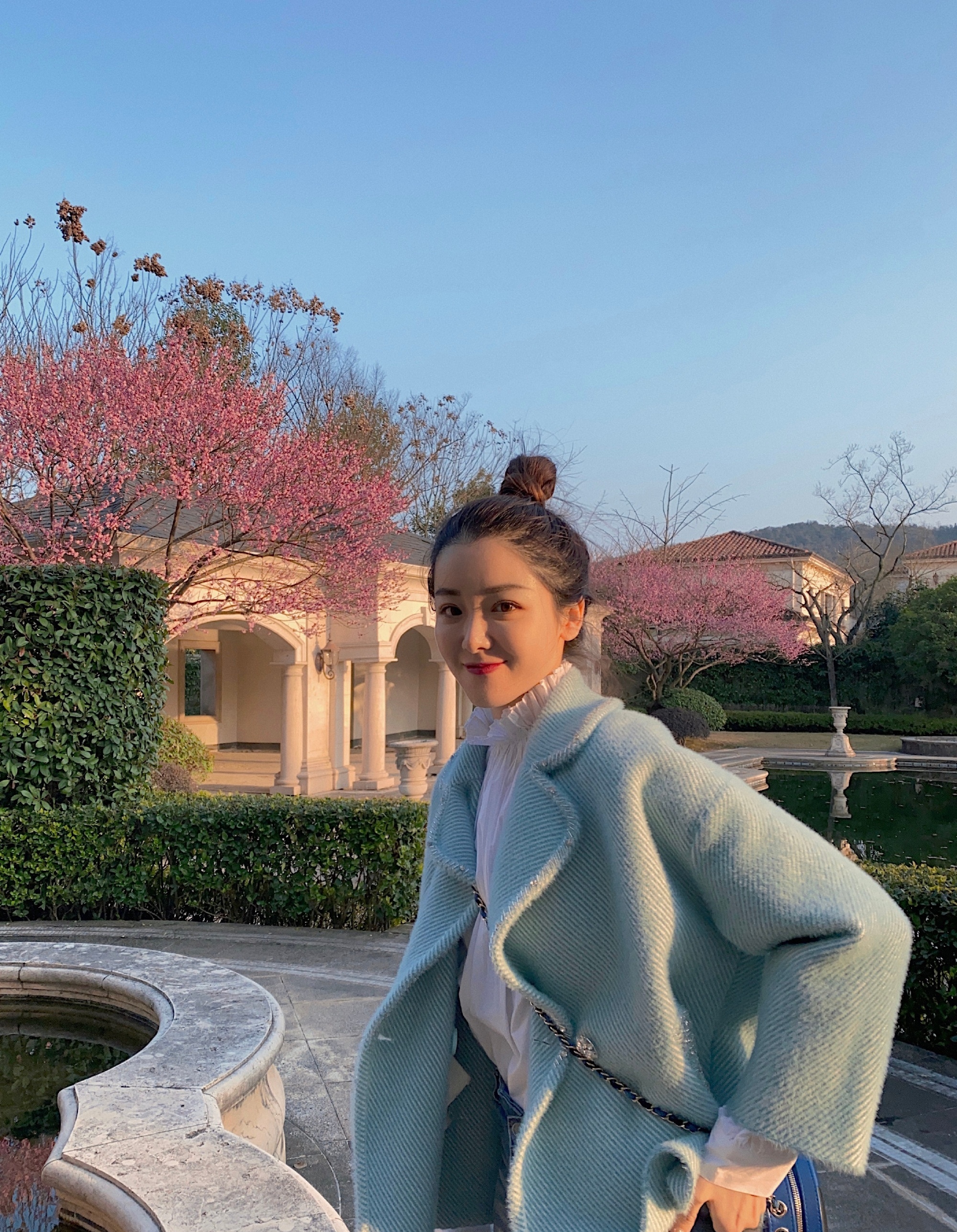 Hôn nhân của “phú bà” Đào Hỷ Nhi: Tổ chức cưới riêng tư ở Nhật, chồng ít lên sóng vì sợ fan vợ bỏ chạy- Ảnh 1. Hôn nhân của “phú bà” Đào Hỷ Nhi: Tổ chức cưới riêng tư ở Nhật, chồng ít lên sóng vì sợ fan vợ bỏ chạy- Ảnh 1.