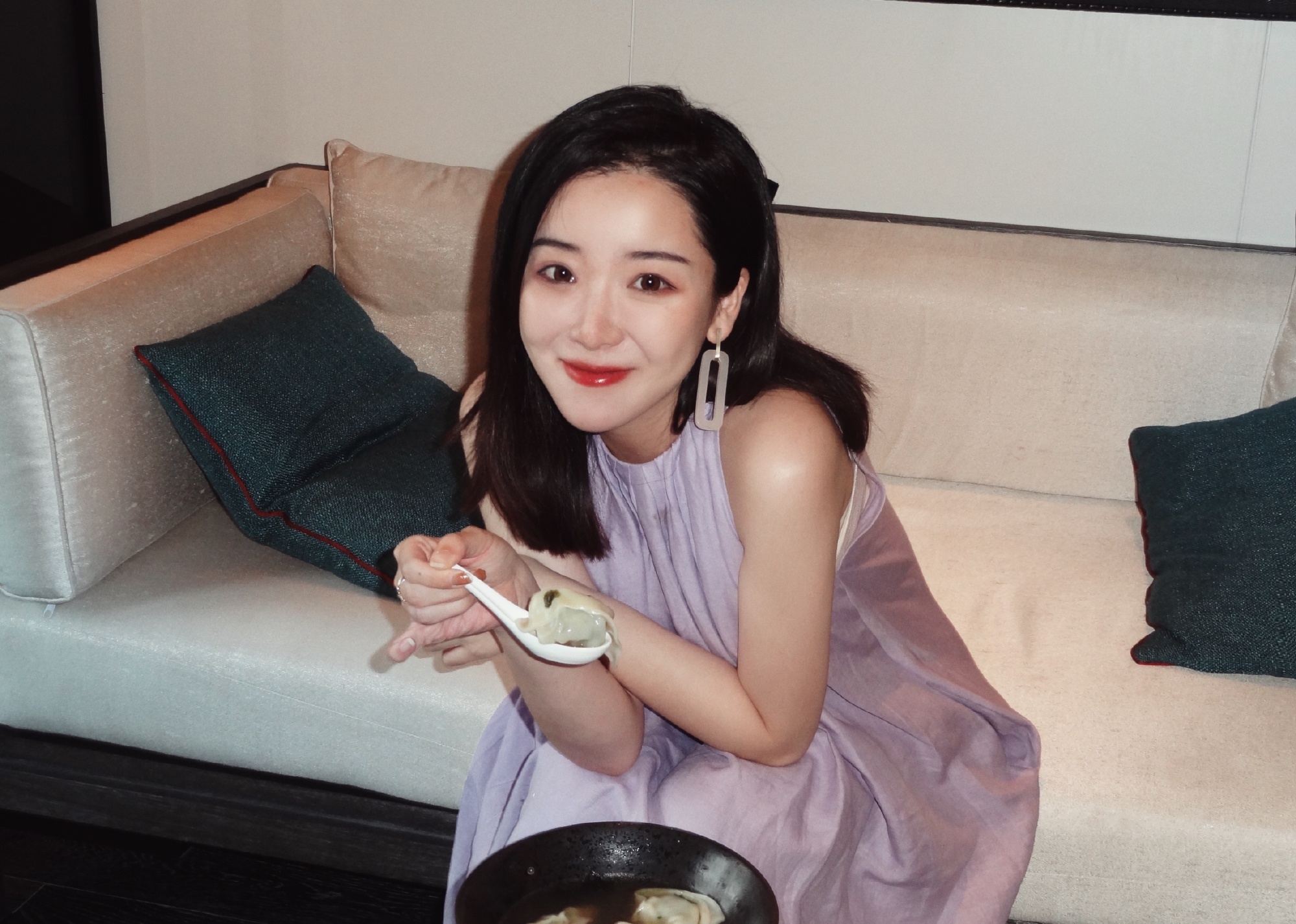 Hôn nhân của “phú bà” Đào Hỷ Nhi: Tổ chức cưới riêng tư ở Nhật, chồng ít lên sóng vì sợ fan vợ bỏ chạy- Ảnh 2. Hôn nhân của “phú bà” Đào Hỷ Nhi: Tổ chức cưới riêng tư ở Nhật, chồng ít lên sóng vì sợ fan vợ bỏ chạy- Ảnh 2.