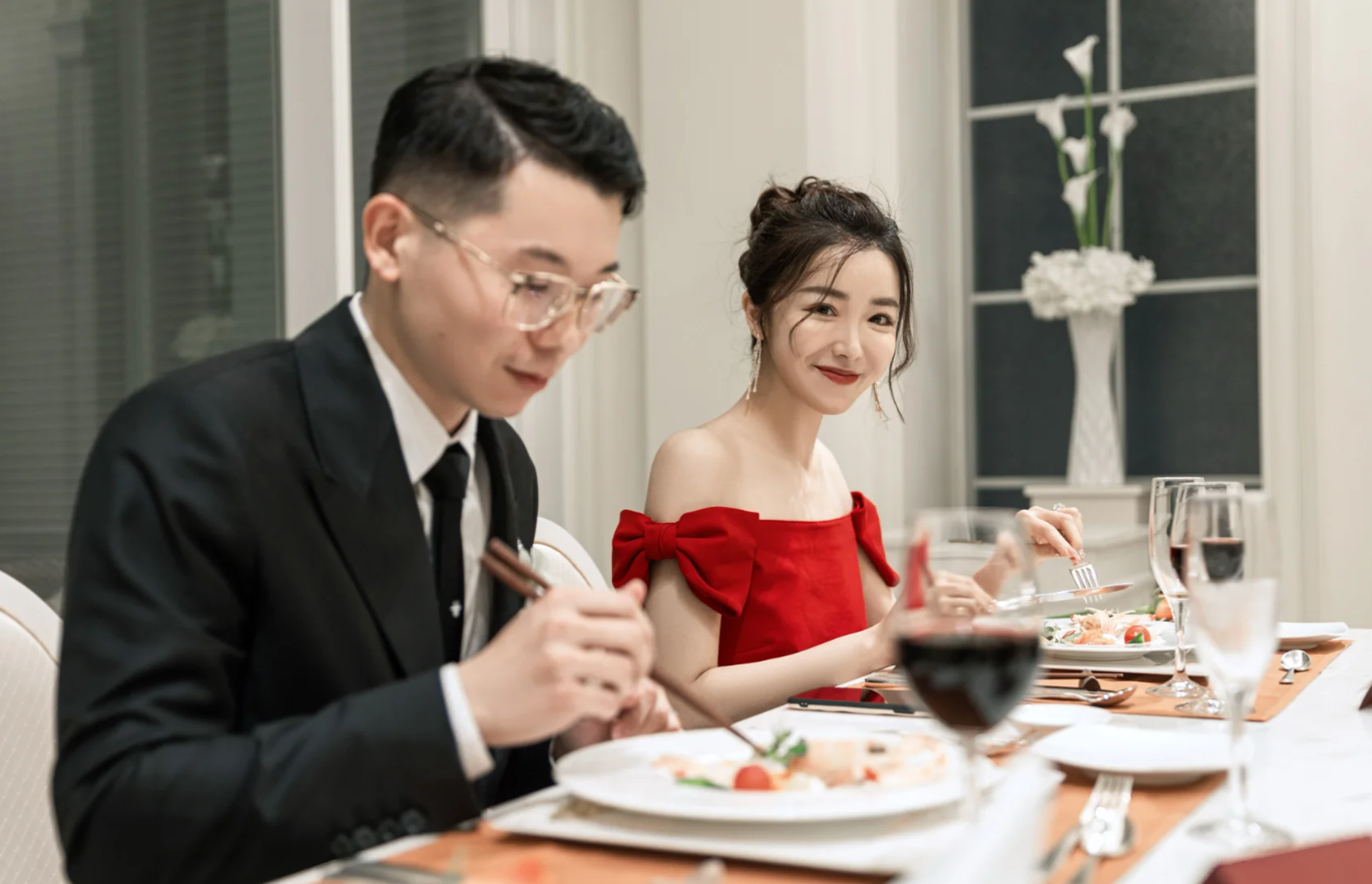 Hôn nhân của “phú bà” Đào Hỷ Nhi: Tổ chức cưới riêng tư ở Nhật, chồng ít lên sóng vì sợ fan vợ bỏ chạy- Ảnh 7. Hôn nhân của “phú bà” Đào Hỷ Nhi: Tổ chức cưới riêng tư ở Nhật, chồng ít lên sóng vì sợ fan vợ bỏ chạy- Ảnh 7.