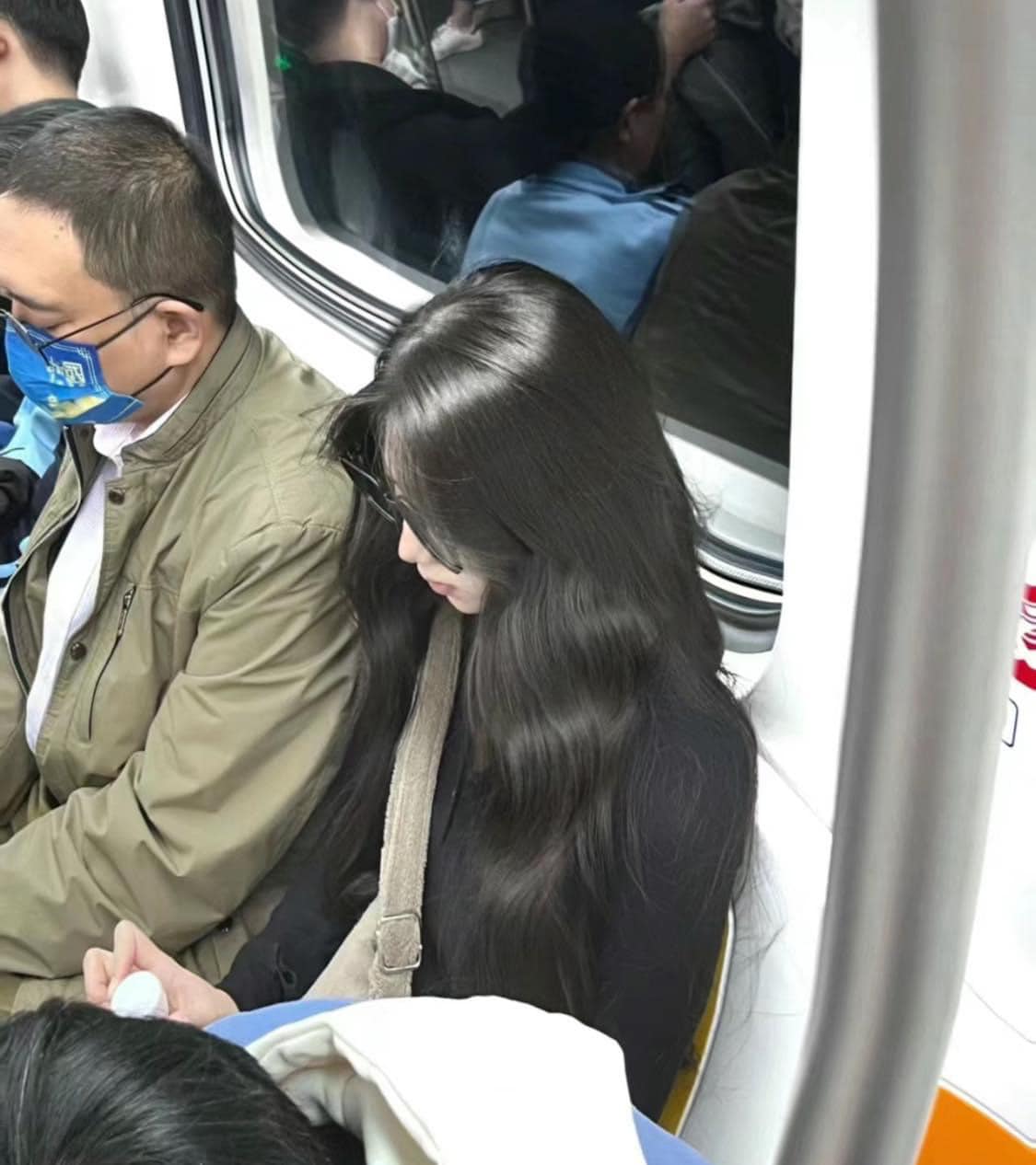 Một thế hệ không dám nghĩ đến chuyện kết hôn, sinh con: Khi không đủ tiền, người ta càng sợ hãi trước thay đổi mới- Ảnh 1. Một thế hệ không dám nghĩ đến chuyện kết hôn, sinh con: Khi không đủ tiền, người ta càng sợ hãi trước thay đổi mới- Ảnh 1.