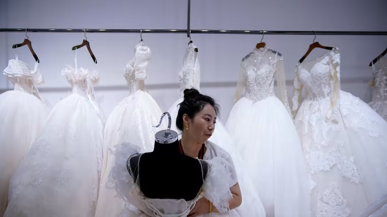 Trung Quốc hối thúc những người sinh năm 2000 nhanh chóng kết hôn - Ảnh 1.