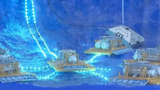 Đưa bộ lưu trữ nặng 1.300 tấn xuống độ sâu 35 mét dưới nước...chỉ trong 3 tiếng, Trung Quốc gây chấn động khi xây dựng trung tâm dữ liệu thương mại dưới biển đầu tiên trên thế giới - Ảnh 1.