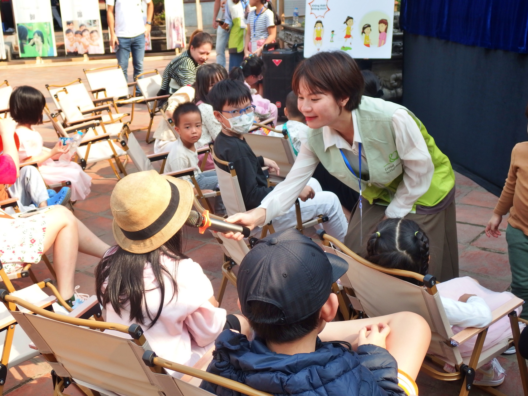 Trẻ em cùng phụ huynh thích thú xem màn kịch rối đặc biệt tại Triển lãm Hành động vì cộng đồng 2023- Ảnh 4.