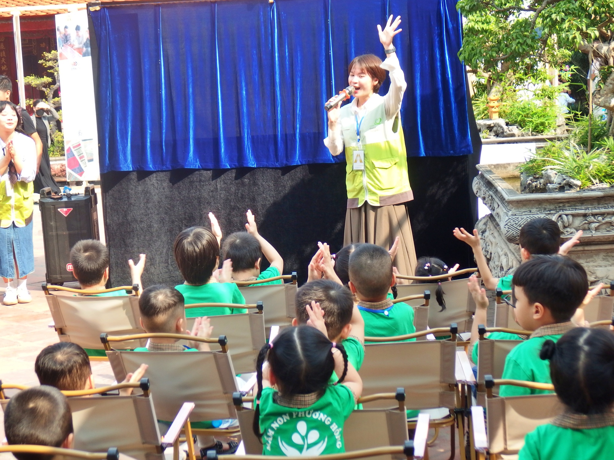 Trẻ em cùng phụ huynh thích thú xem màn kịch rối đặc biệt tại Triển lãm Hành động vì cộng đồng 2023- Ảnh 8.