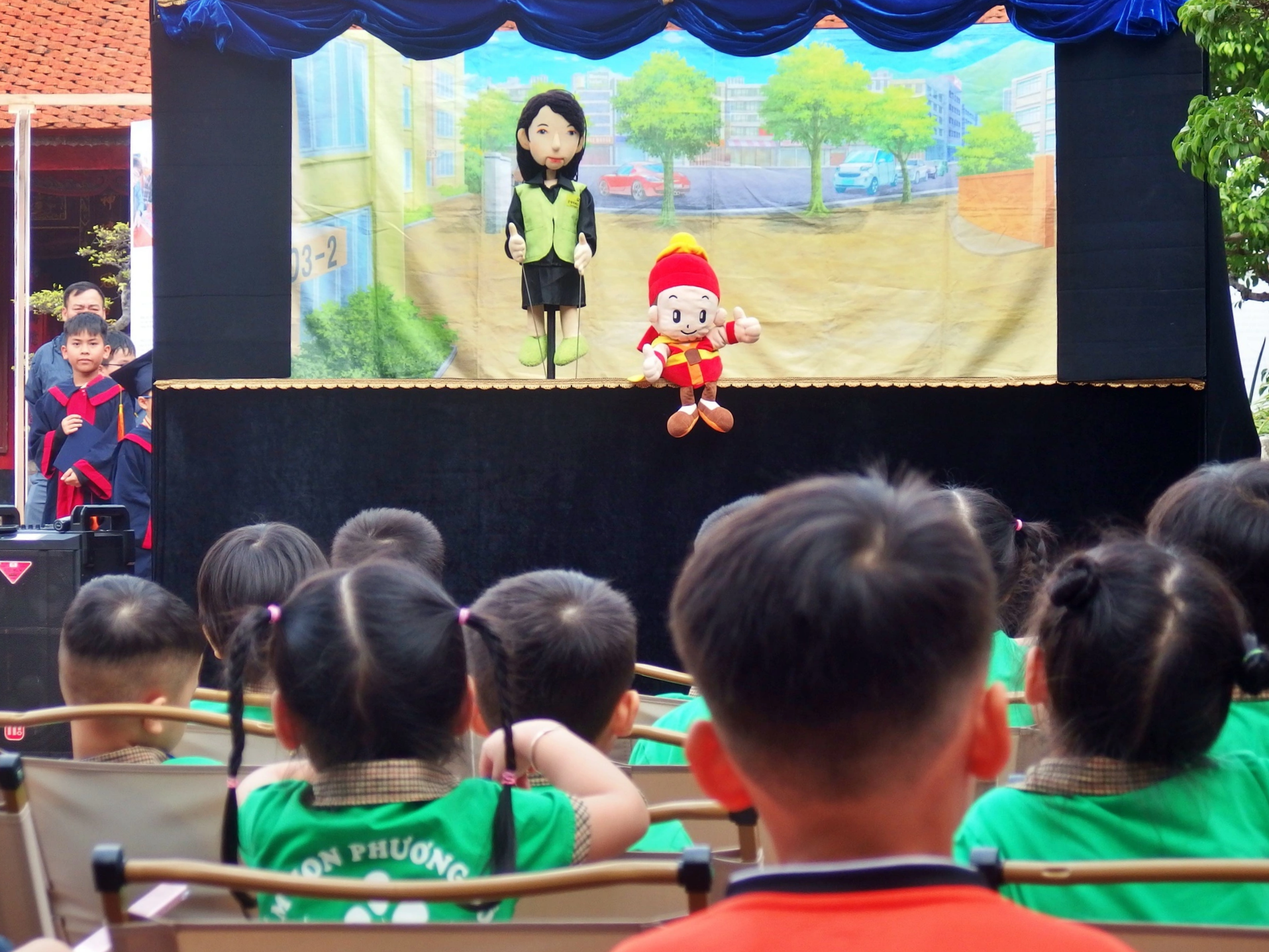 Trẻ em cùng phụ huynh thích thú xem màn kịch rối đặc biệt tại Triển lãm Hành động vì cộng đồng 2023- Ảnh 1.