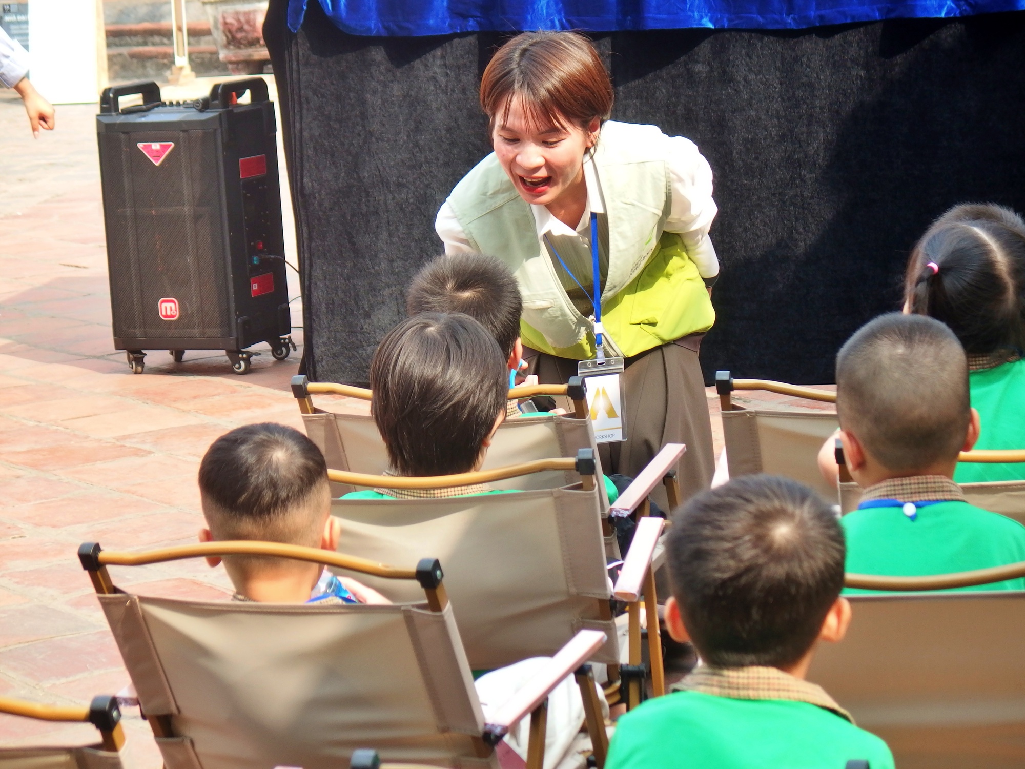 Trẻ em cùng phụ huynh thích thú xem màn kịch rối đặc biệt tại Triển lãm Hành động vì cộng đồng 2023- Ảnh 7.