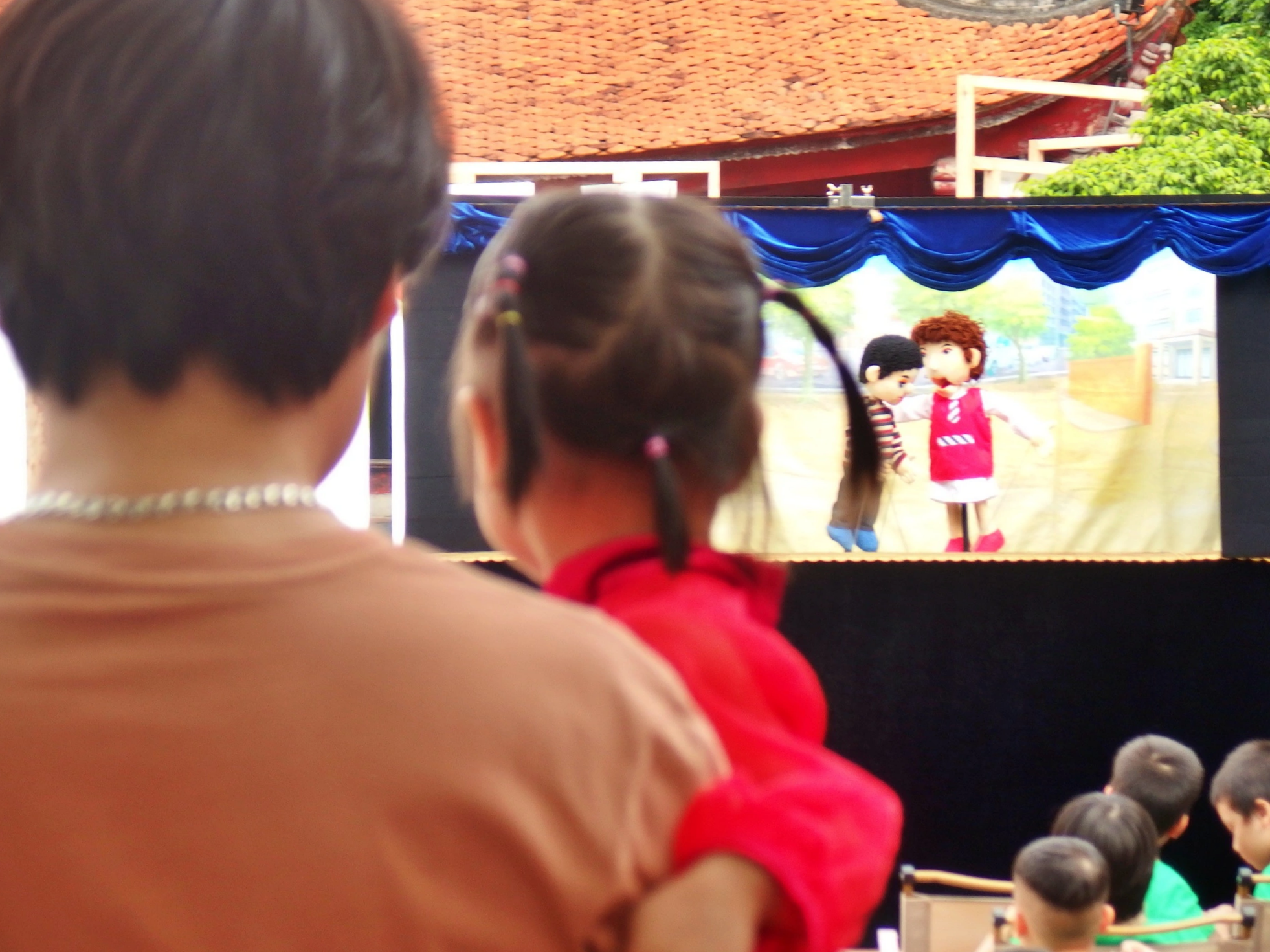 Trẻ em cùng phụ huynh thích thú xem màn kịch rối đặc biệt tại Triển lãm Hành động vì cộng đồng 2023- Ảnh 5.
