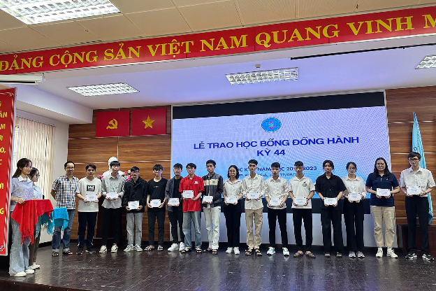 Hơn 2 thập kỷ đồng hành để trao quyền được ước mơ cho sinh viên Việt Nam, lan tỏa tinh thần “lá lành đùm lá rách” vượt biên giới - Ảnh 2.