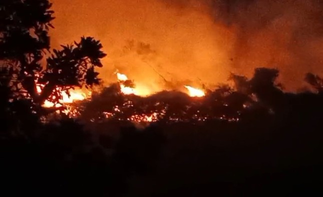 Cháy hàng nghìn m2 rừng trồng do đốt nương ở Yên Bái - Ảnh 1.