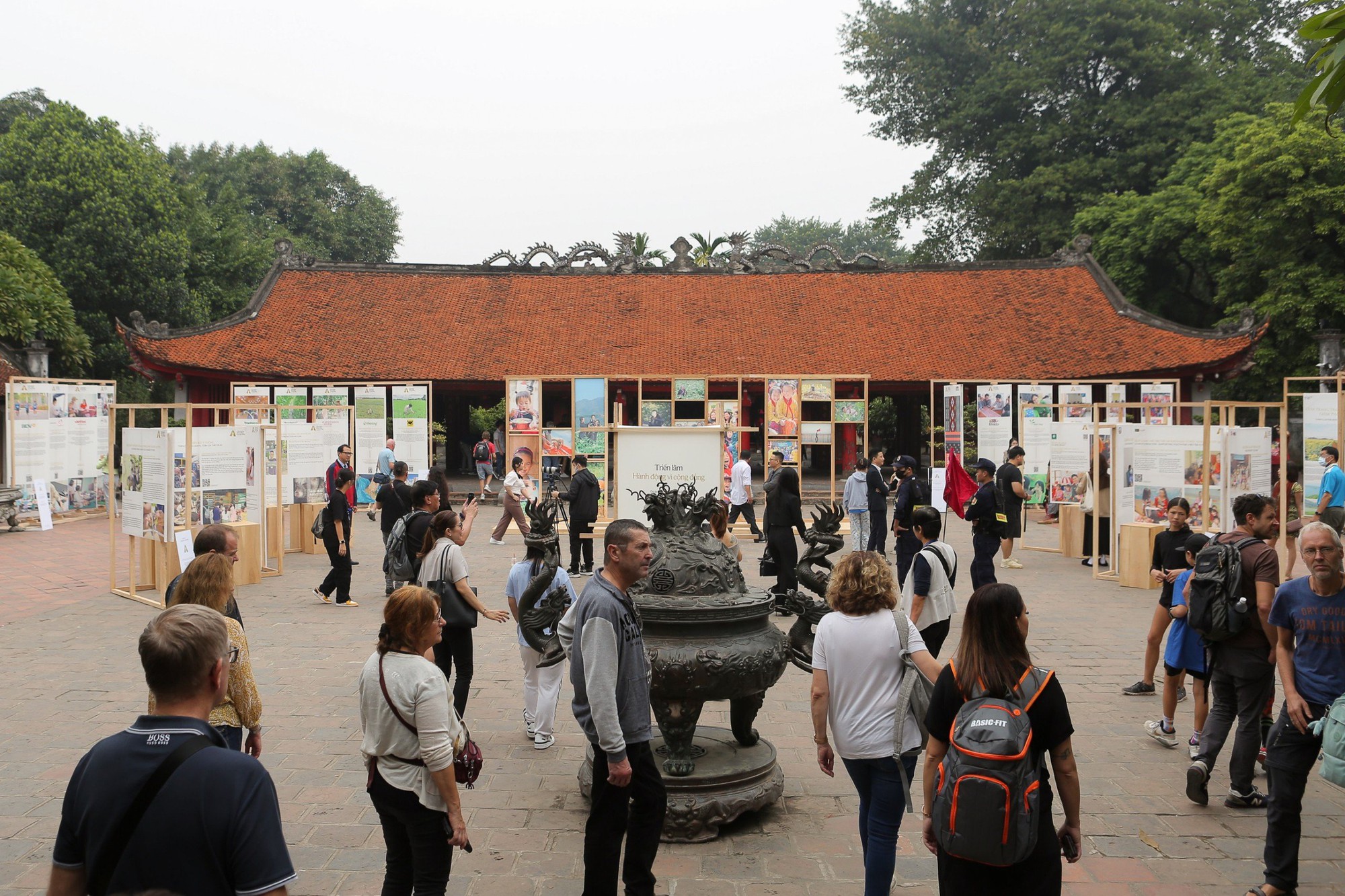 Giới trẻ hào hứng check - in với các tác phẩm trưng bày tại Triển lãm Hành động vì cộng đồng - Human Act Prize năm 2023  - Ảnh 1.