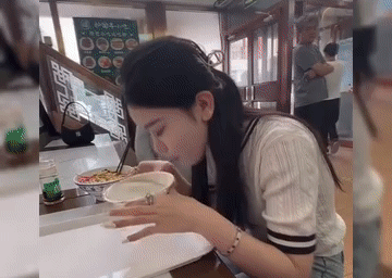 Nước đậu Bắc Kinh có vị gì hấp dẫn khiến người già bản địa cực mê, nhưng giới trẻ uống thử thì... cực chê? - Ảnh 2. Nước đậu Bắc Kinh có vị gì hấp dẫn khiến người già bản địa cực mê, nhưng giới trẻ uống thử thì... cực chê? - Ảnh 2.