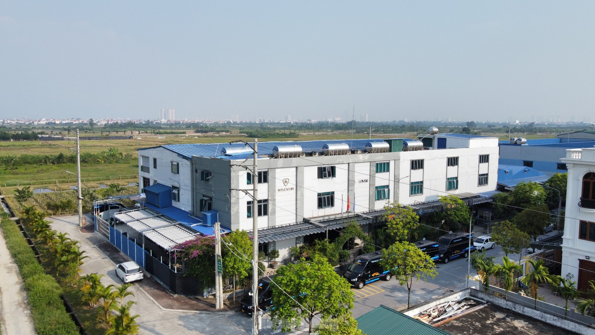 Cận cảnh loạt biệt thự 'mọc' trong cụm công nghiệp làng nghề ở Hà Nội - Ảnh 3.
